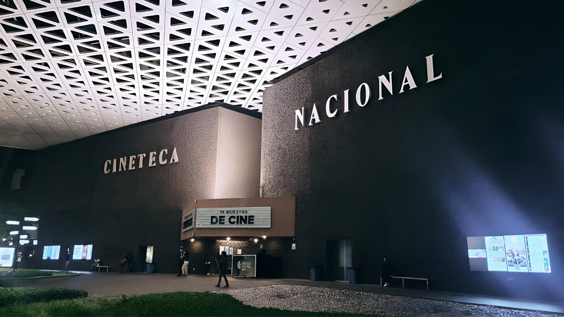 La  Cineteca Nacional ha lanzado varias  vacantes diferentes, que se dirigen a quienes tengan experiencia como baristas y sean titulados en derecho. (Cineteca Nacional, Facebook.)