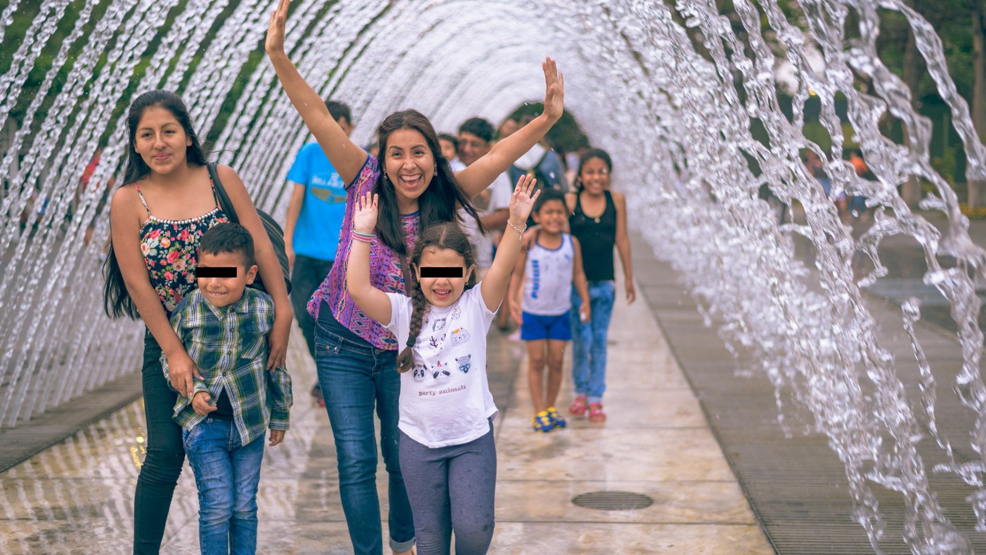 Dos madres de familia comparten con sus menores hijos un día de esparcimiento en el Parque de las Aguas, en una temporada de verano.