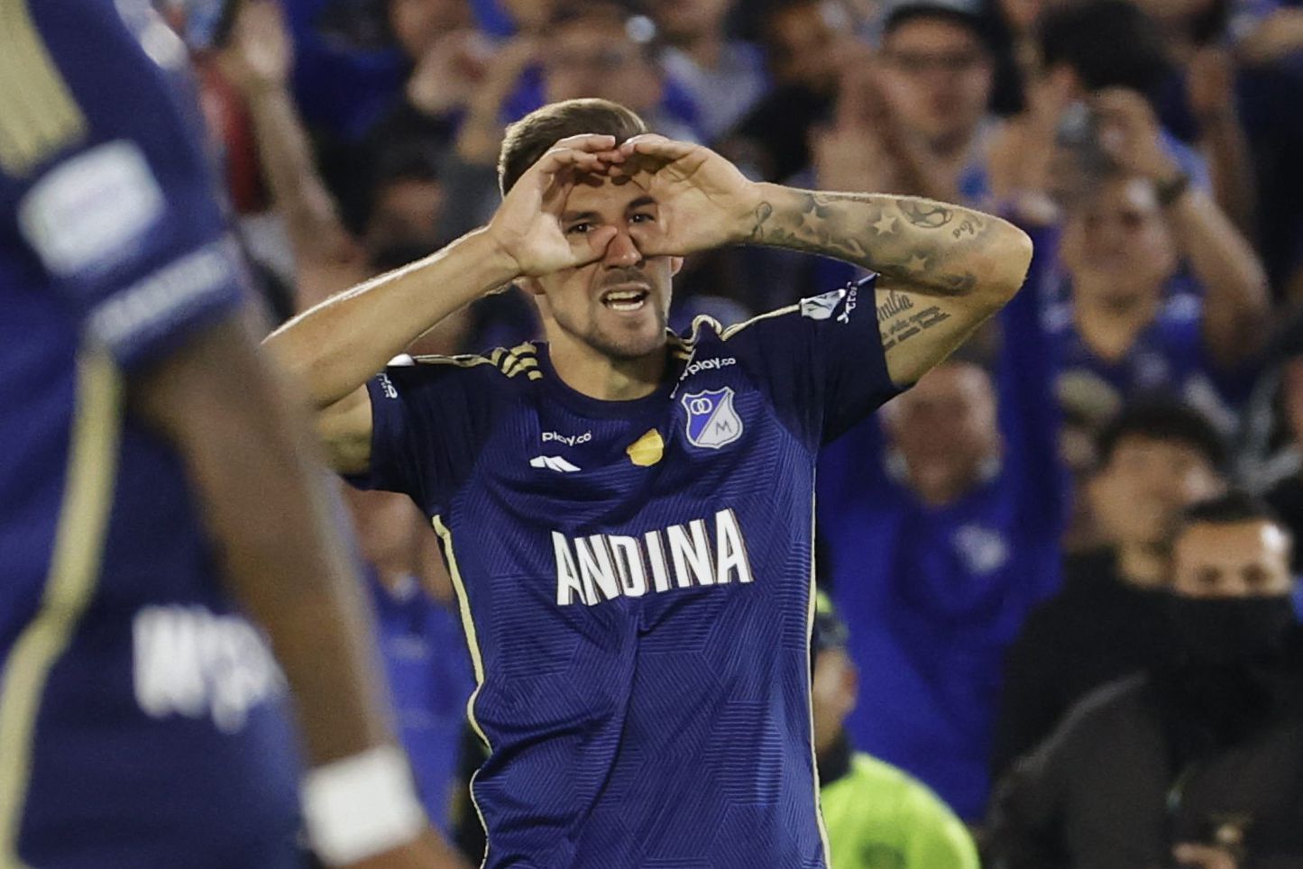 Fotografía de archivo en la que se registró una de las celebraciones del delantero argentino Santiago Giordana con el club Millonarios y quien fue el autor del segundo de los tres goles con los que su equipo se impuso 3-0 a Boyacá Chicó en el cierre de la fase regular del fútbol en Colombia - crédito EFE/Mauricio Dueñas
