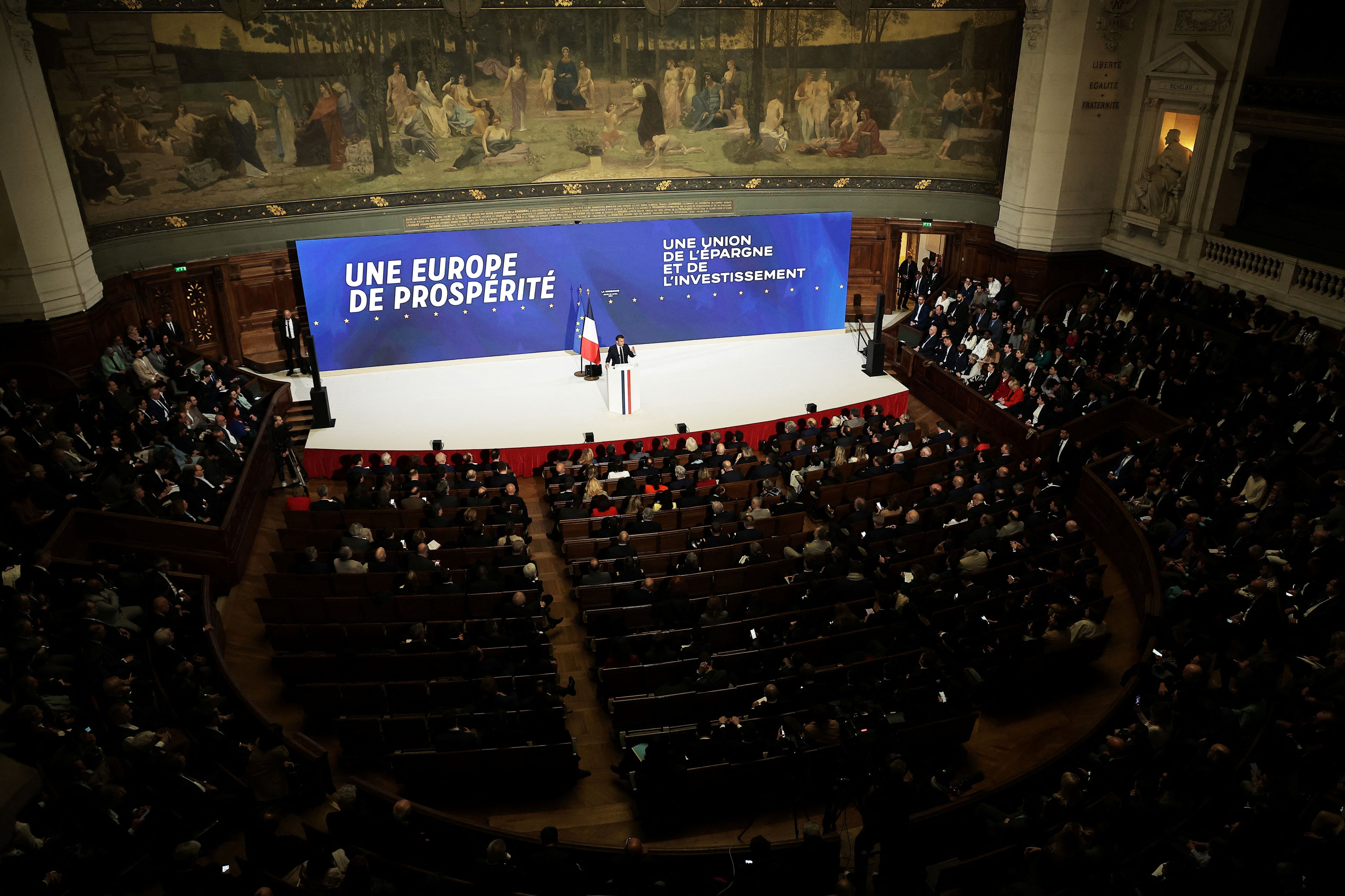 Macron habló durante casi dos horas en un escenario con lemas como "Una Europa próspera" y "Una unión de ahorro e inversión" (REUTERS)