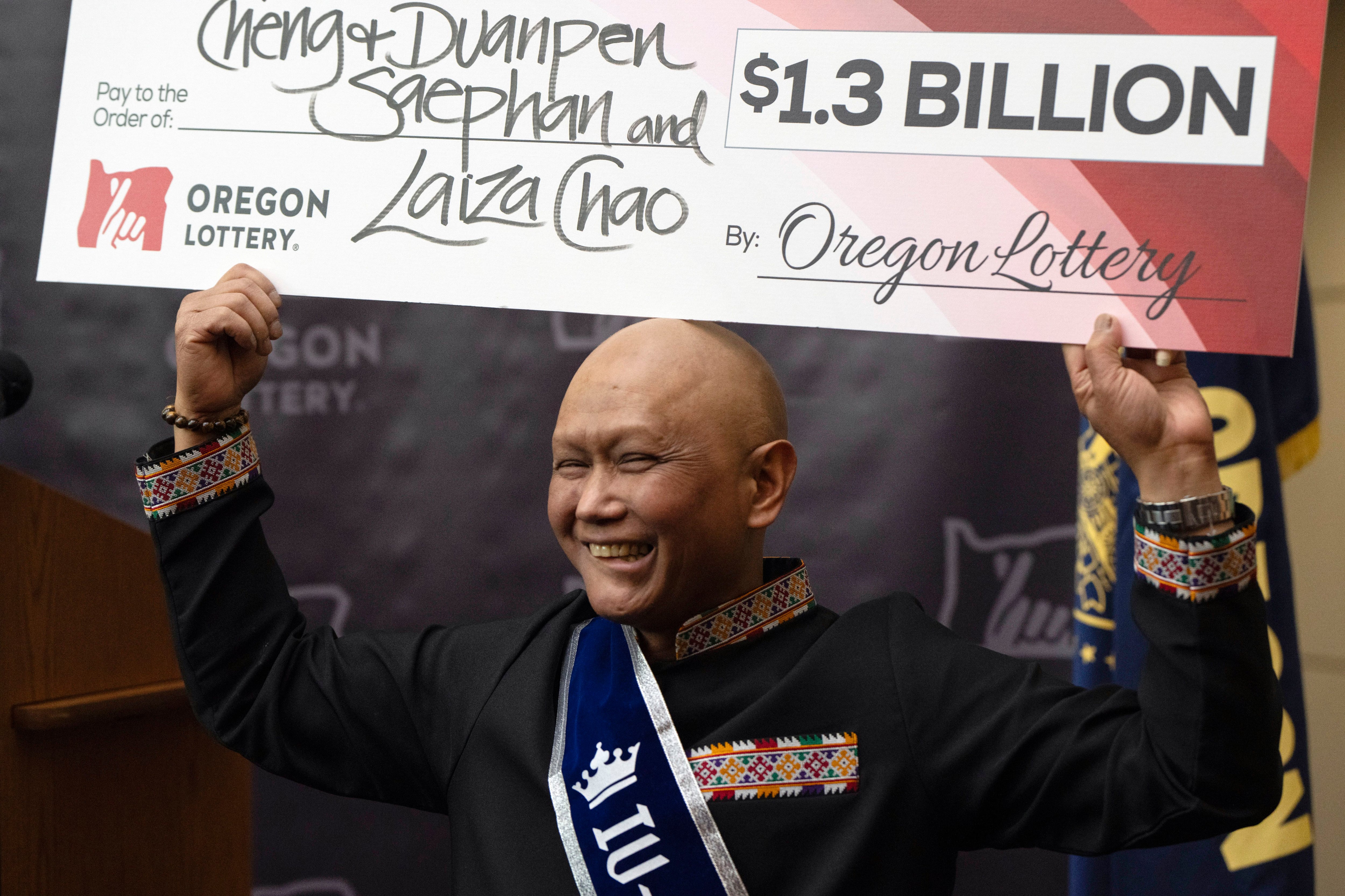 Cheng "Charlie" Saephan, un inmigrante de Laos, ganó 1,3 mil millones de dólares en el Powerball (AP/Jenny Kane)