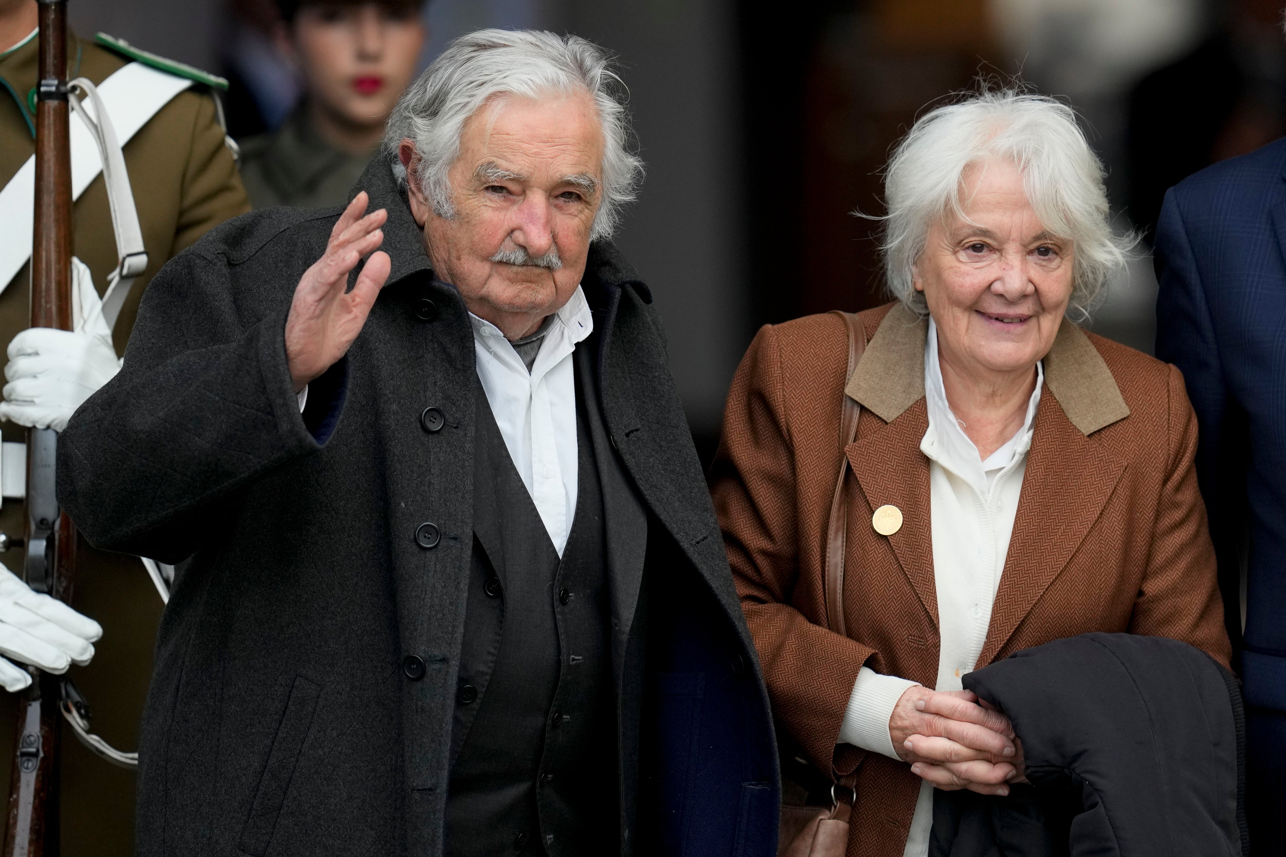 ARCHIVO - El expresidente de Uruguay José Mujica, a la izquierda, y su esposa Lucía Topolansky ingresan al palacio presidencial de La Moneda para una ceremonia que marca el 50 aniversario del golpe militar que derrocó al gobierno del fallecido presidente Salvador Allende en Santiago, Chile, el 11 de septiembre de 2023. Mujica anunció el 29 de abril de 2024 que padece cáncer de esófago luego de que le detectaran un tumor durante un chequeo médico (AP Foto/Esteban Félix, Archivo)