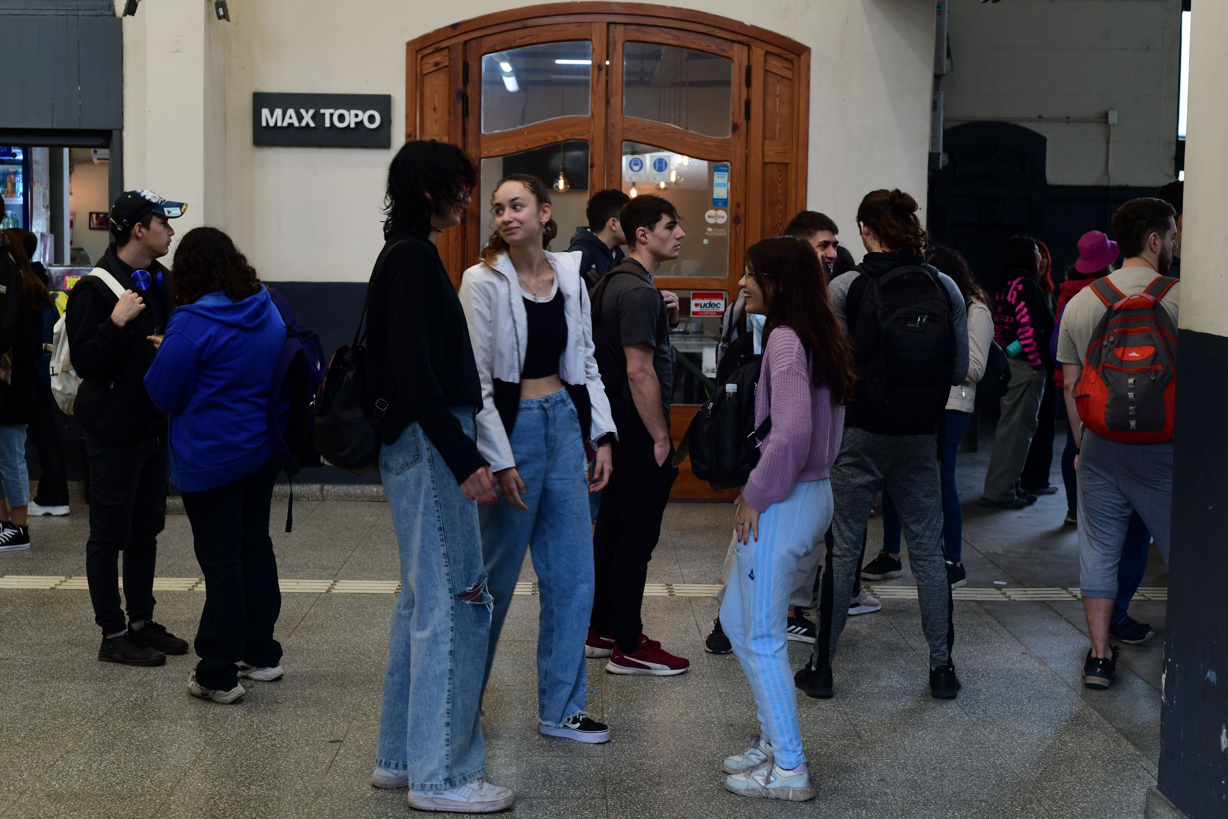 Estudiantes universitarios y secundarios junto a trabajadores se dirijen a la Marcha Federal de Universidades en defensa de la educación pública.