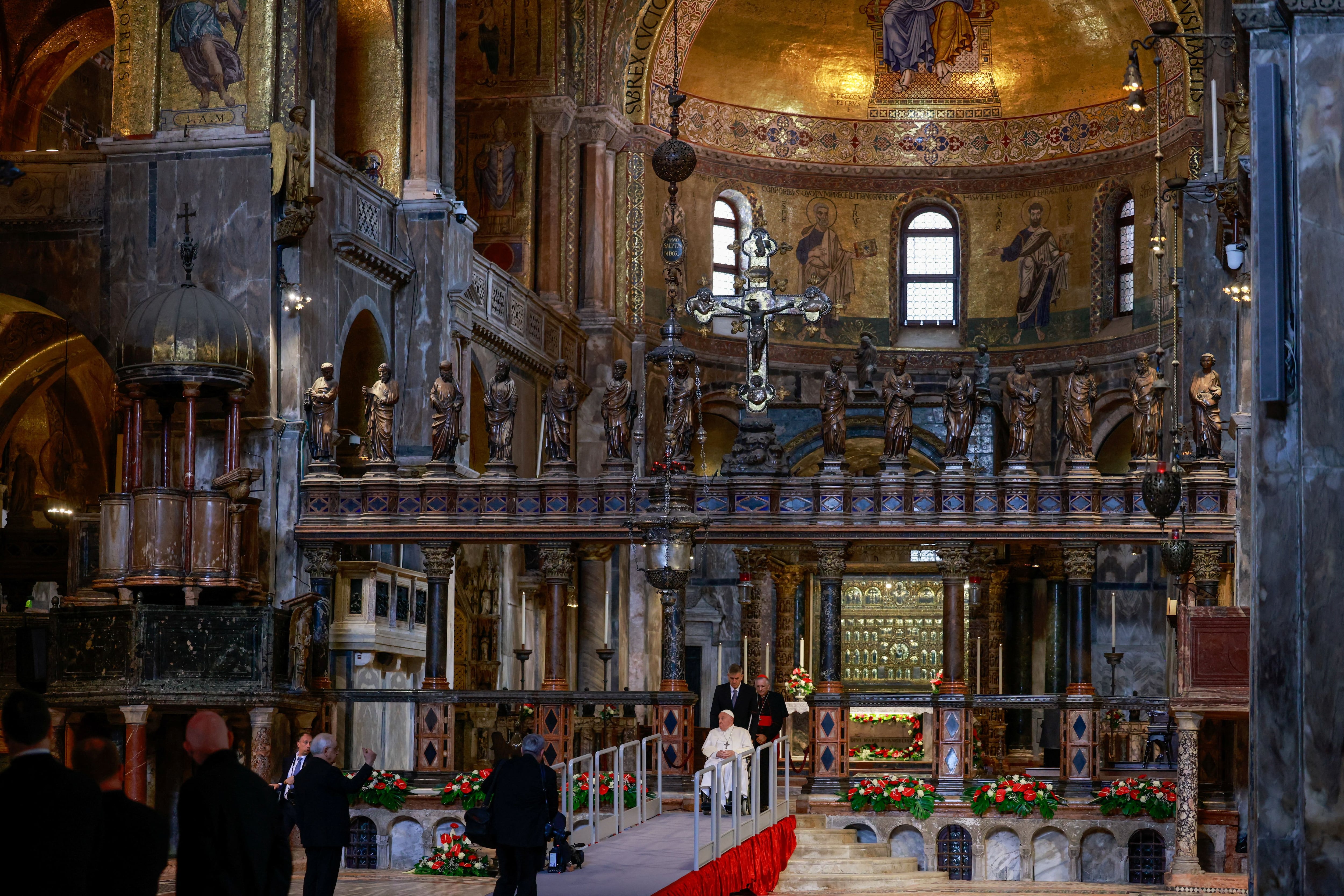El pontífice también visitó la basilica de San Marcos (REUTERS/Yara Nardi)