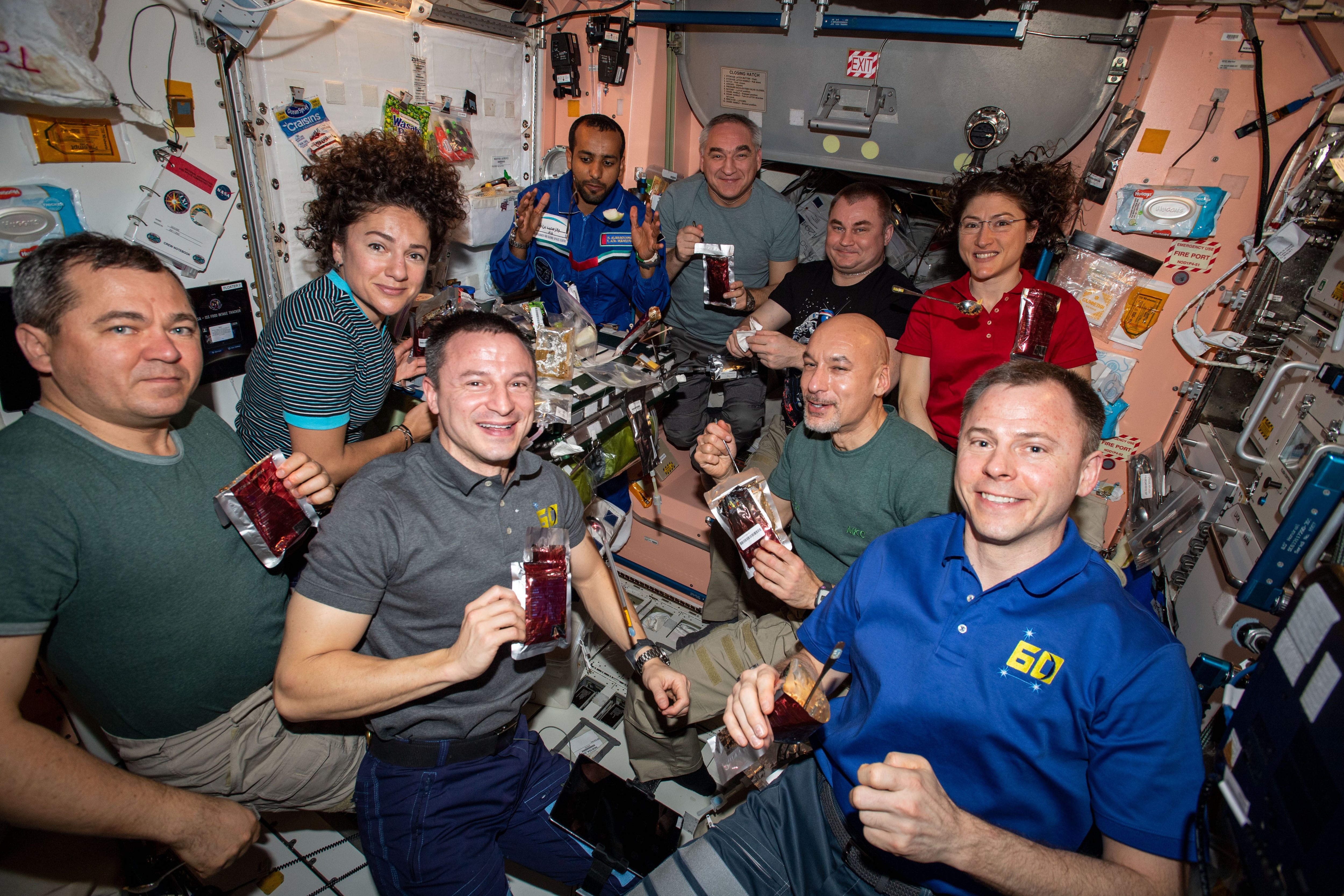 La hora de la comida en la Estación Espacial reúne a todos los astronautas (ESA)