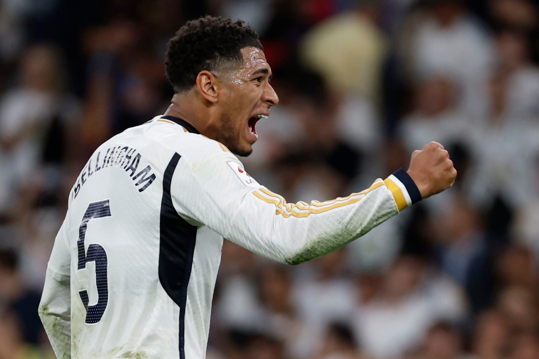 El centrocampista británico del Real Madrid Jude Bellingham celebra su gol ante el Barcelona, en la jornada 32 de LaLiga EA Sports (EFE/Daniel González)
