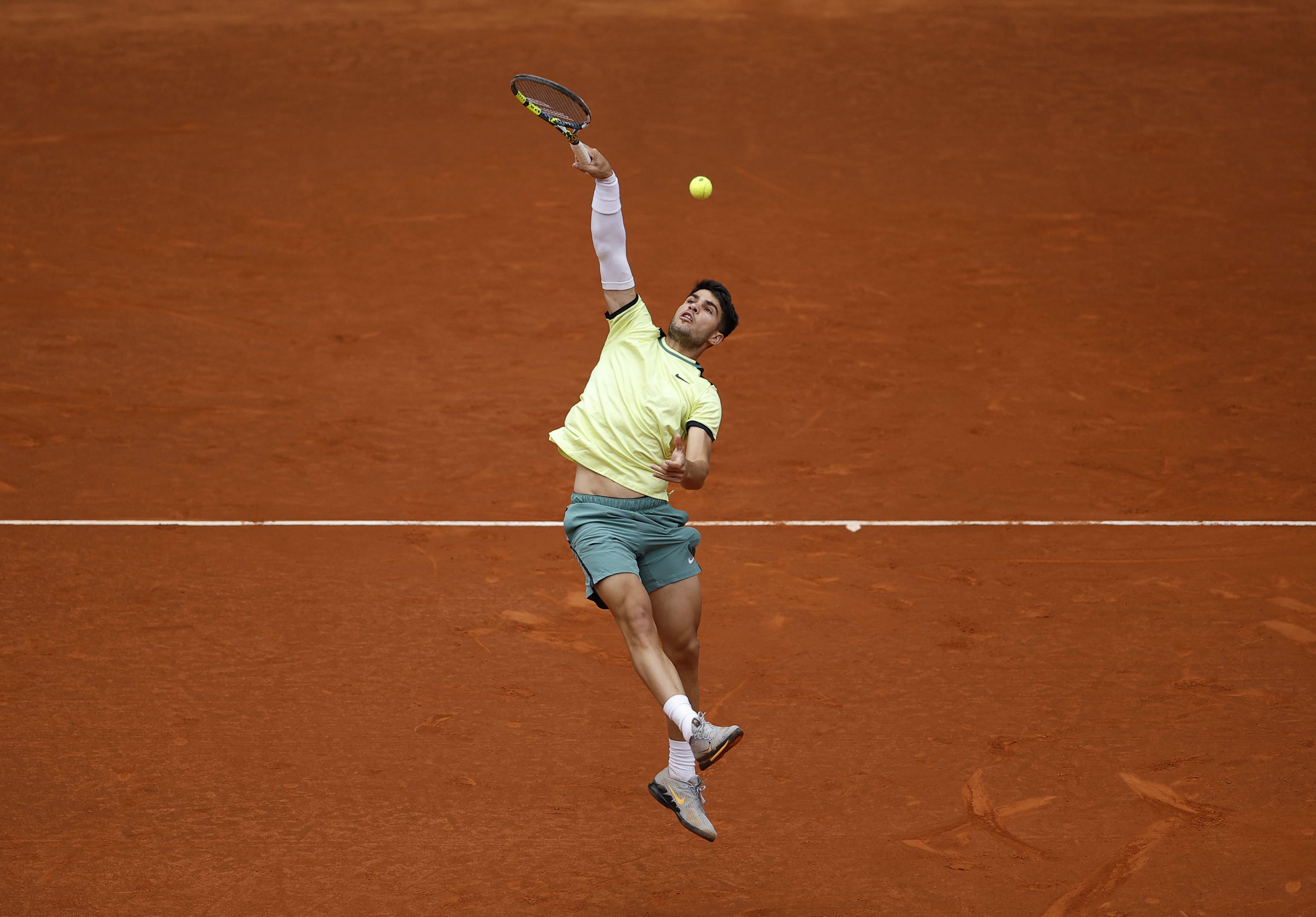 Alcaraz intenta alcanzar una bola este domingo (REUTERS/Juan Medina)