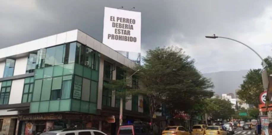 Cartel contra el perreo en parque Lleras de Medellín causa indignación entre los seguidores del género urbano - crédito redes sociales