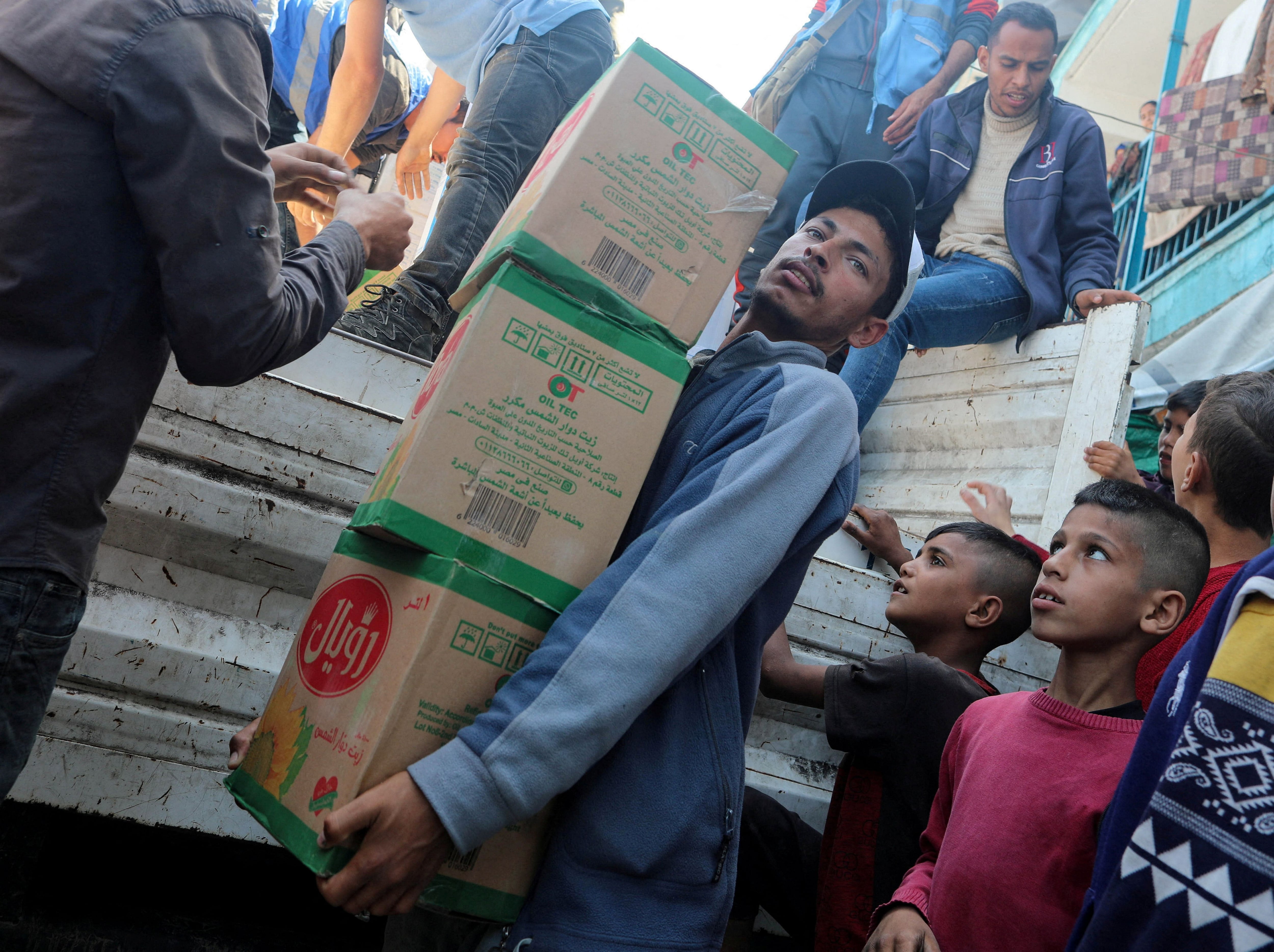 FILE PHOTO: Palestinians distribute aid amid the ongoing conflict between Israel and Hamas, at a shelter center in Deir Al-Balah, in the central Gaza Strip April 7, 2024. REUTERS/Ramadan Abed/File Photo