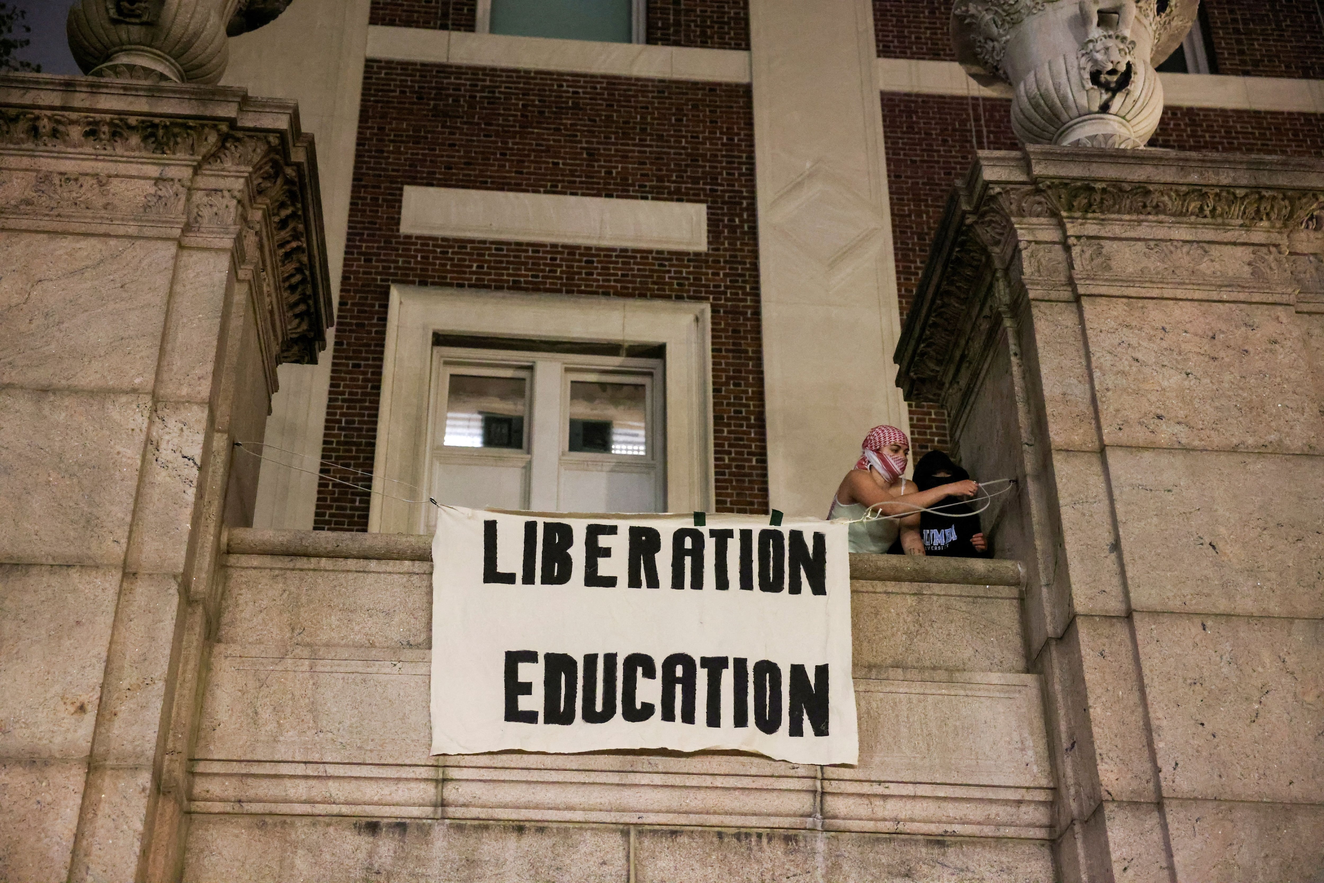 "Liberación educación" se lee en una pancarta colgada en el exterior del edificio Hamilton Hall después que estudiantes se atrincheraron en su interior en la Universidad de Columbia. (REUTERS/Caitlin Ochs)