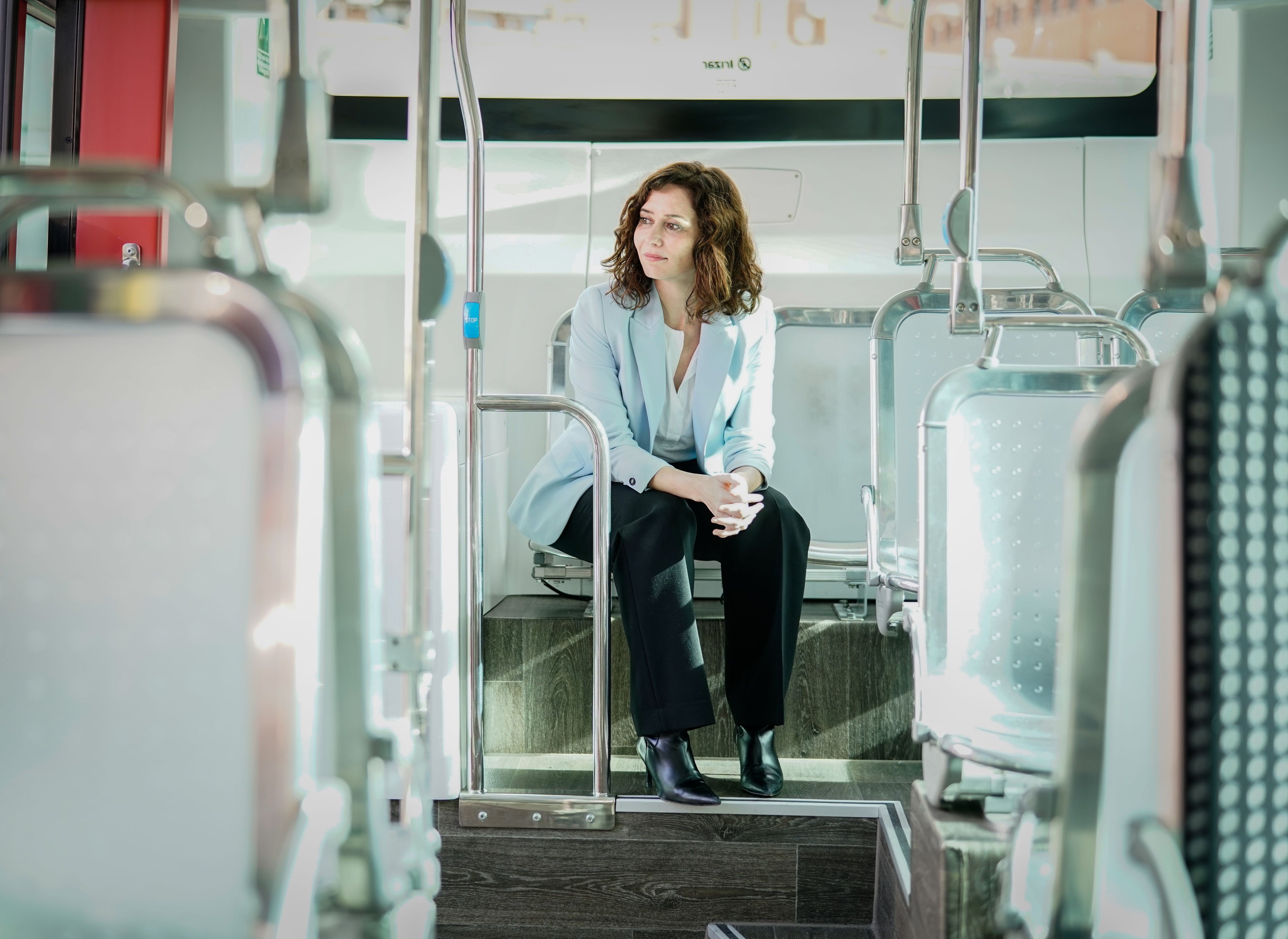 La presidenta de la Comunidad de Madrid, Isabel Díaz Ayuso, montada en un autobús