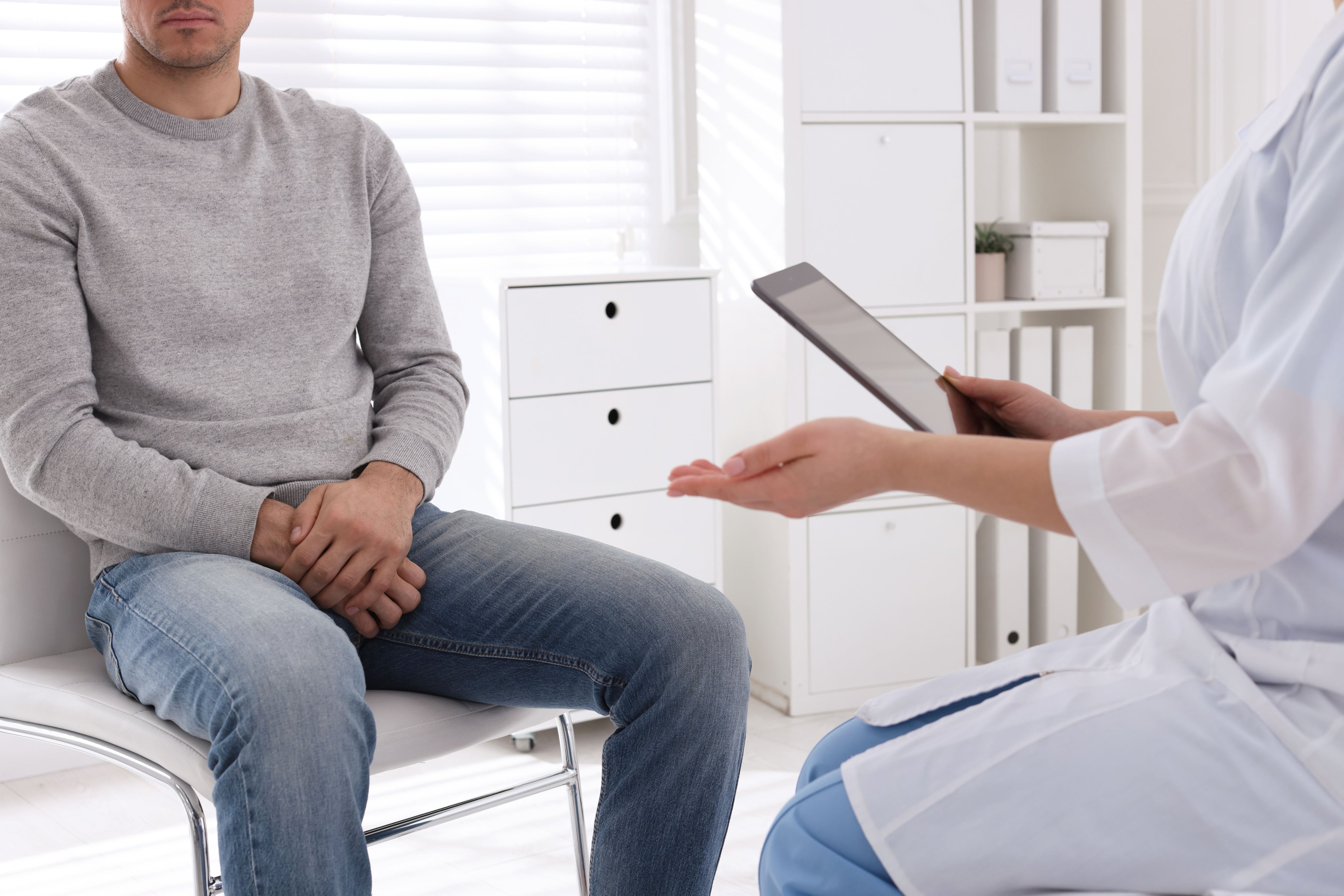 Un hombre acude a consulta médica (Shutterstock)