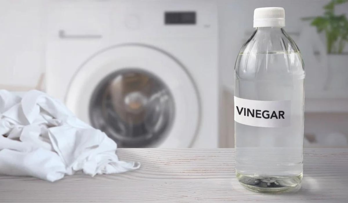 Añadir media taza de vinagre blanco en el compartimento del suavizante durante el ciclo de lavado puede neutralizar olores desagradables. (Clorox)
