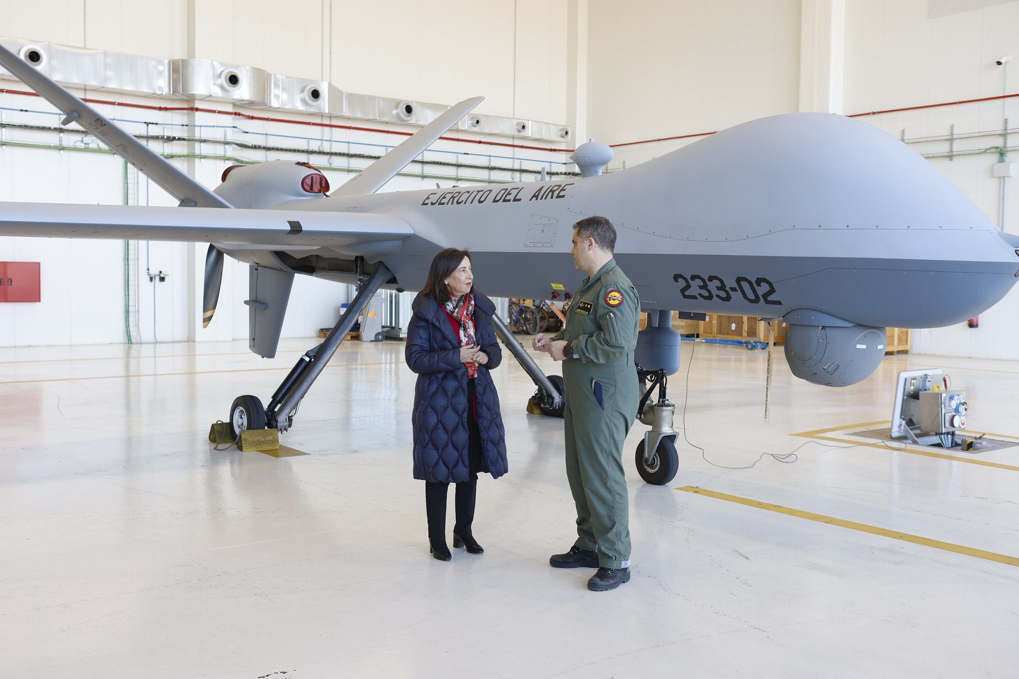 La ministra de Defensa de España, Margarita Robles, junto a un dron Predator B del Ejército del Aire durante su visita este viernes al Ala 23. (Ministerio de Defensa)