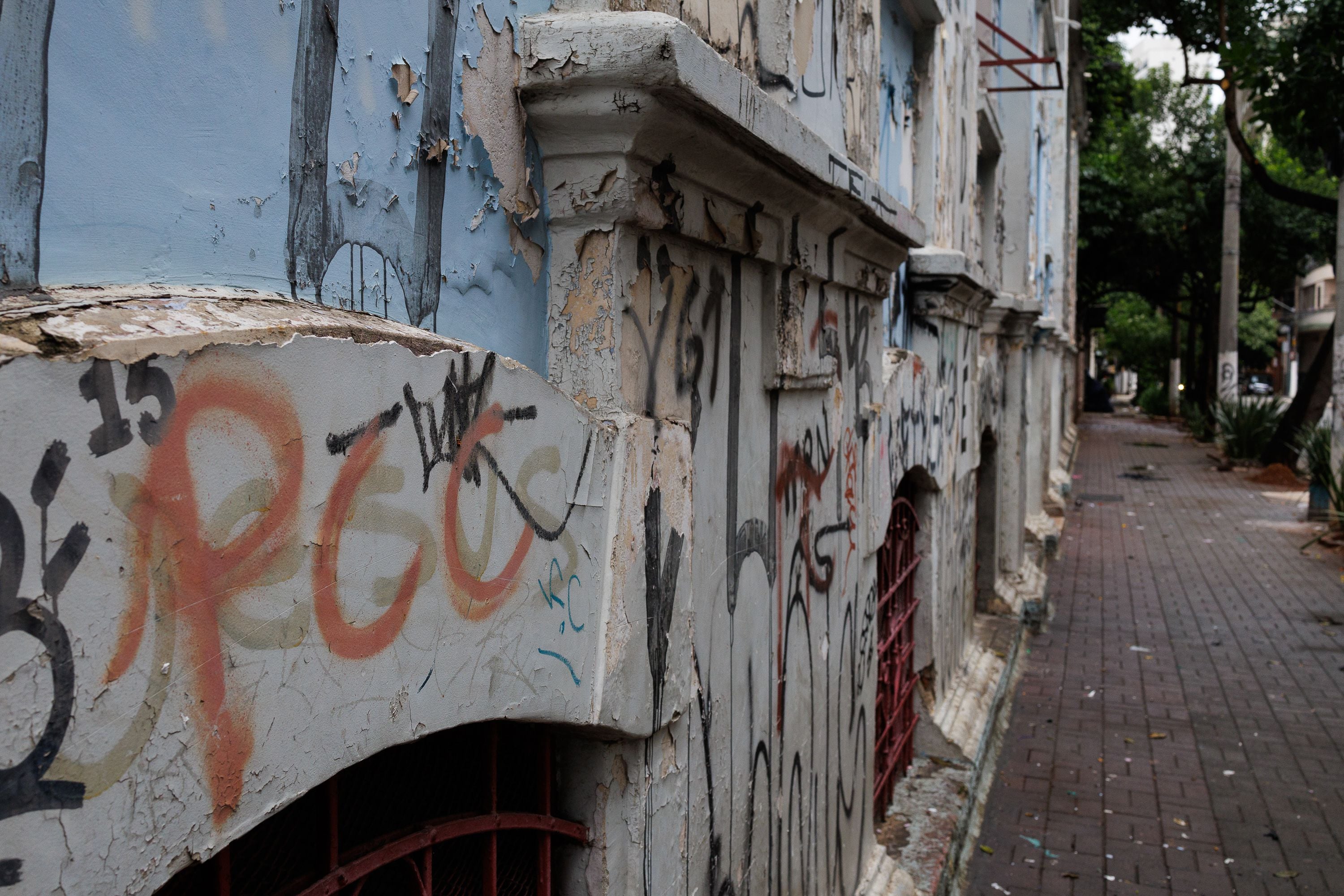 Fotografía de una pared con pintadas alusivas a la banda criminal Primer Comando de la Capital, también narcotraficante, en San Pablo (EFE/ Isaac Fontana)
