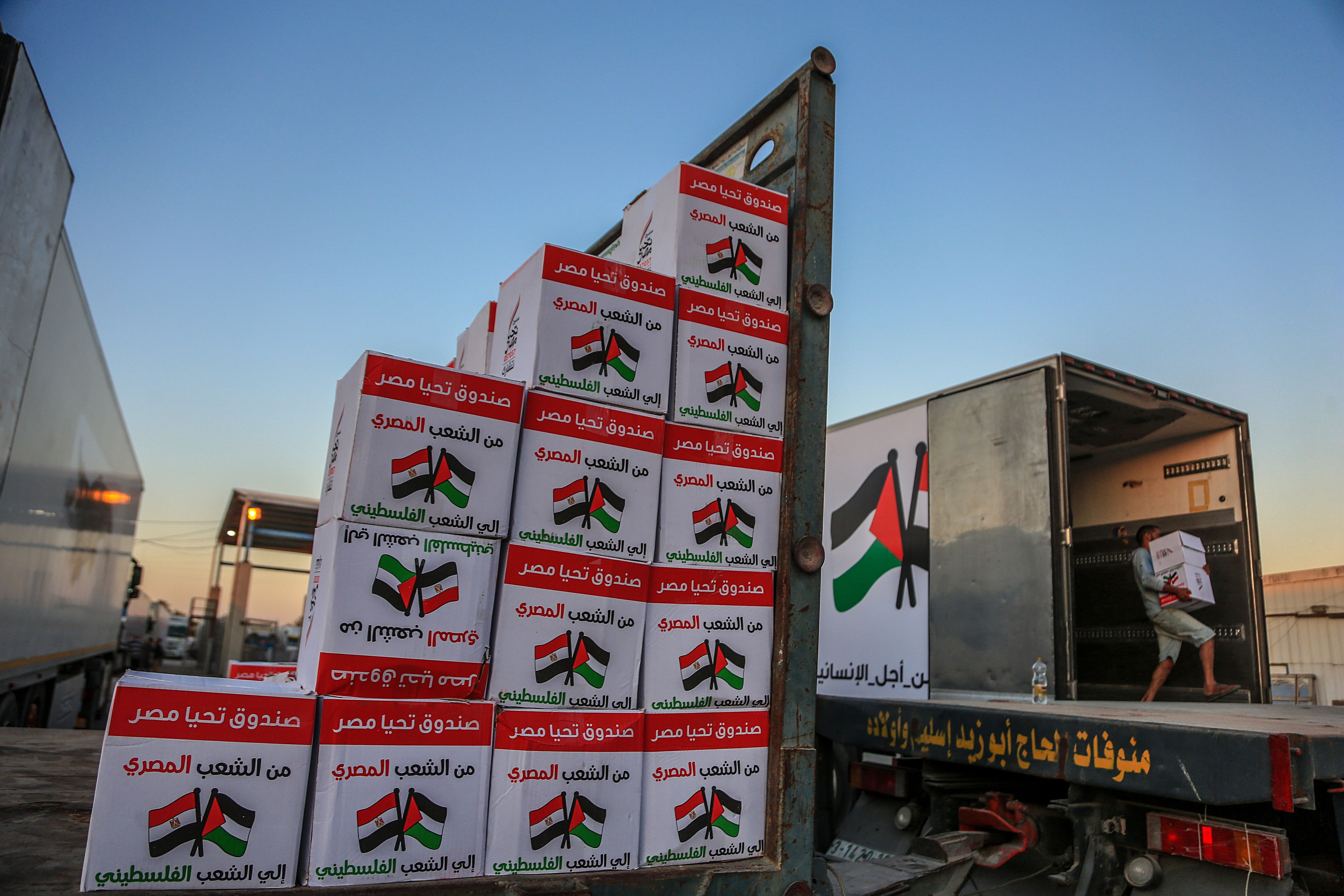 Más de 400 camiones con ayuda entran a Gaza, el máximo diario desde que empezó la guerra. (Créditos: EFE/EPA/MOHAMMED SABER)
