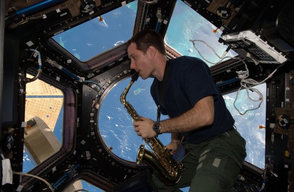 El astronauta francés Thomas Pesquet aprovecha su tiempo libre para tocar el saxofón (ESA)