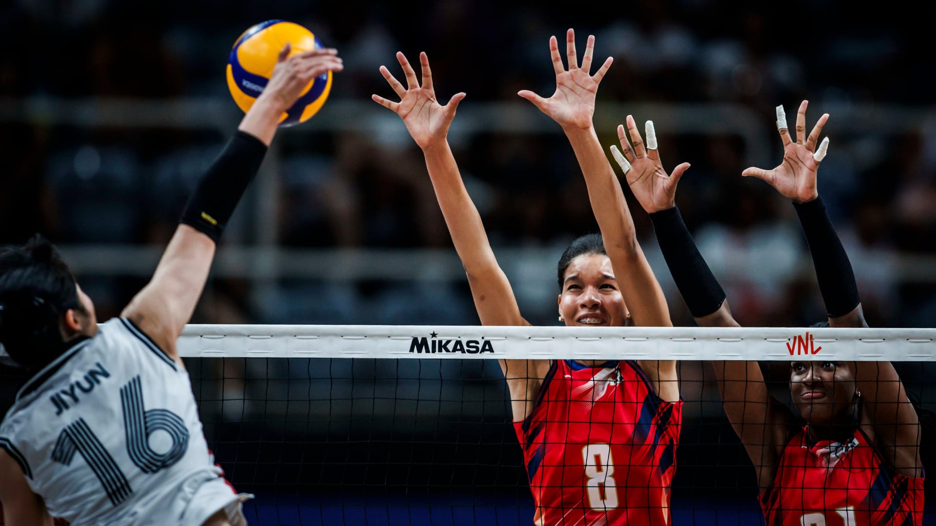 Alondra Tapia, jugadora del Géminis, juega en la Liga de Naciones de Voleibol con República Dominicana.