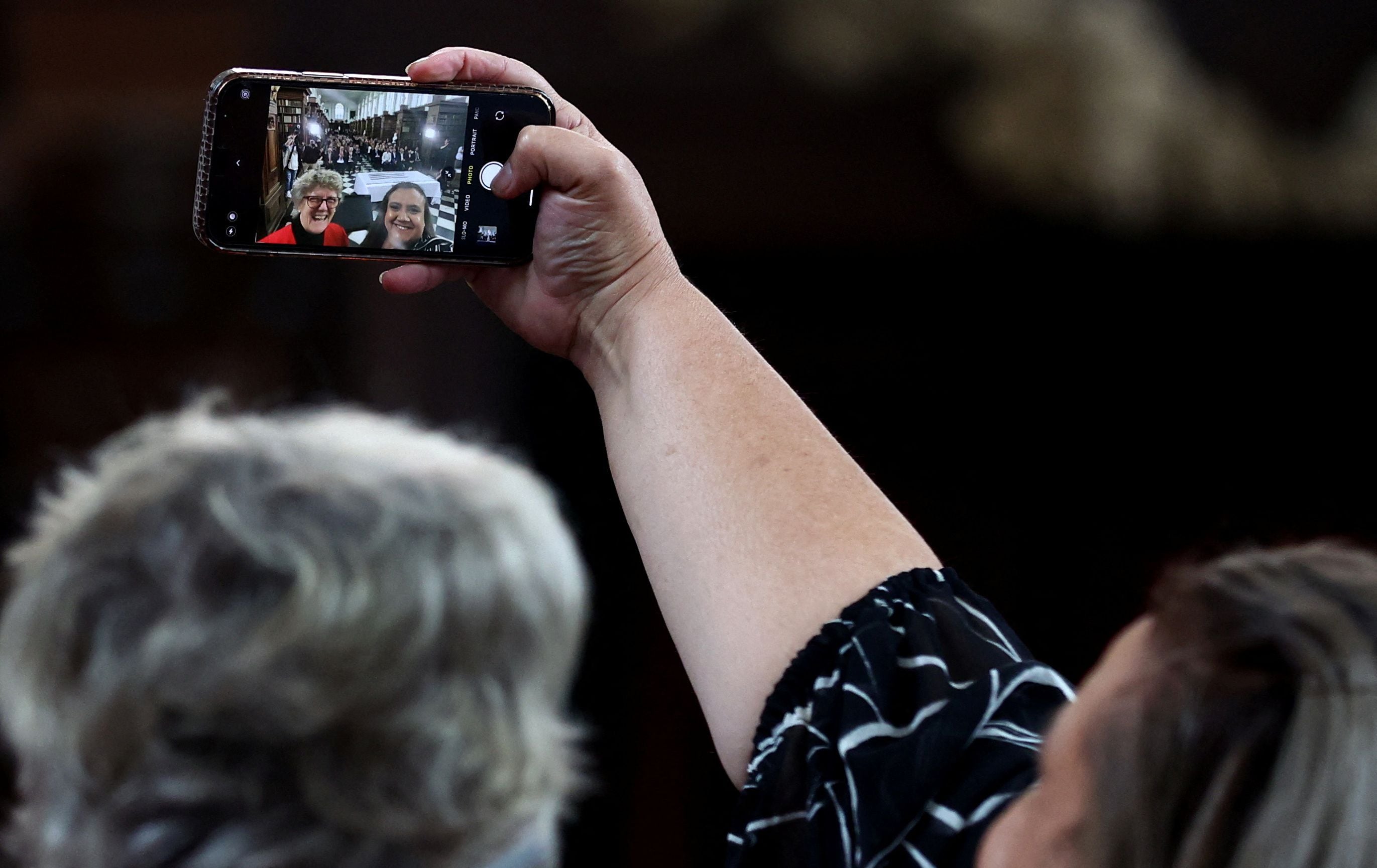 Los celulares cuentan con un modo retrato, que a través de distintas funciones permiten acomodar la imagen de la mejor manera. (REUTERS)