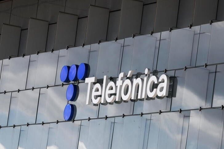 Foto de archivo ilustrativa del logo de Telefonica en su sede de Madrid 
May 12, 2021. REUTERS/Sergio Perez