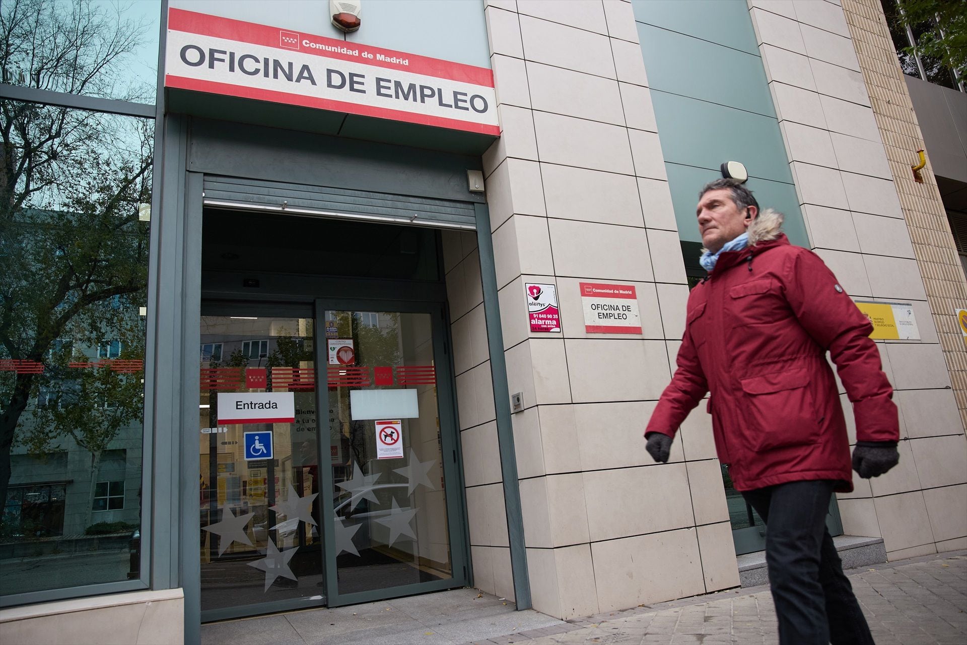 Un señor se dirige a una oficina de empleo. EUROPA PRESS