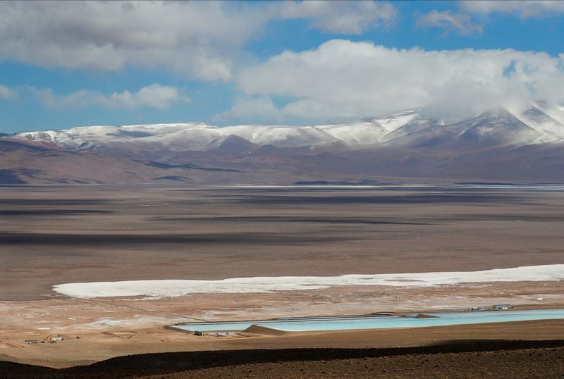 Piletas de extracción de litio junto a una mina de litio en Salar del Rincón, en Salta, Argentina.