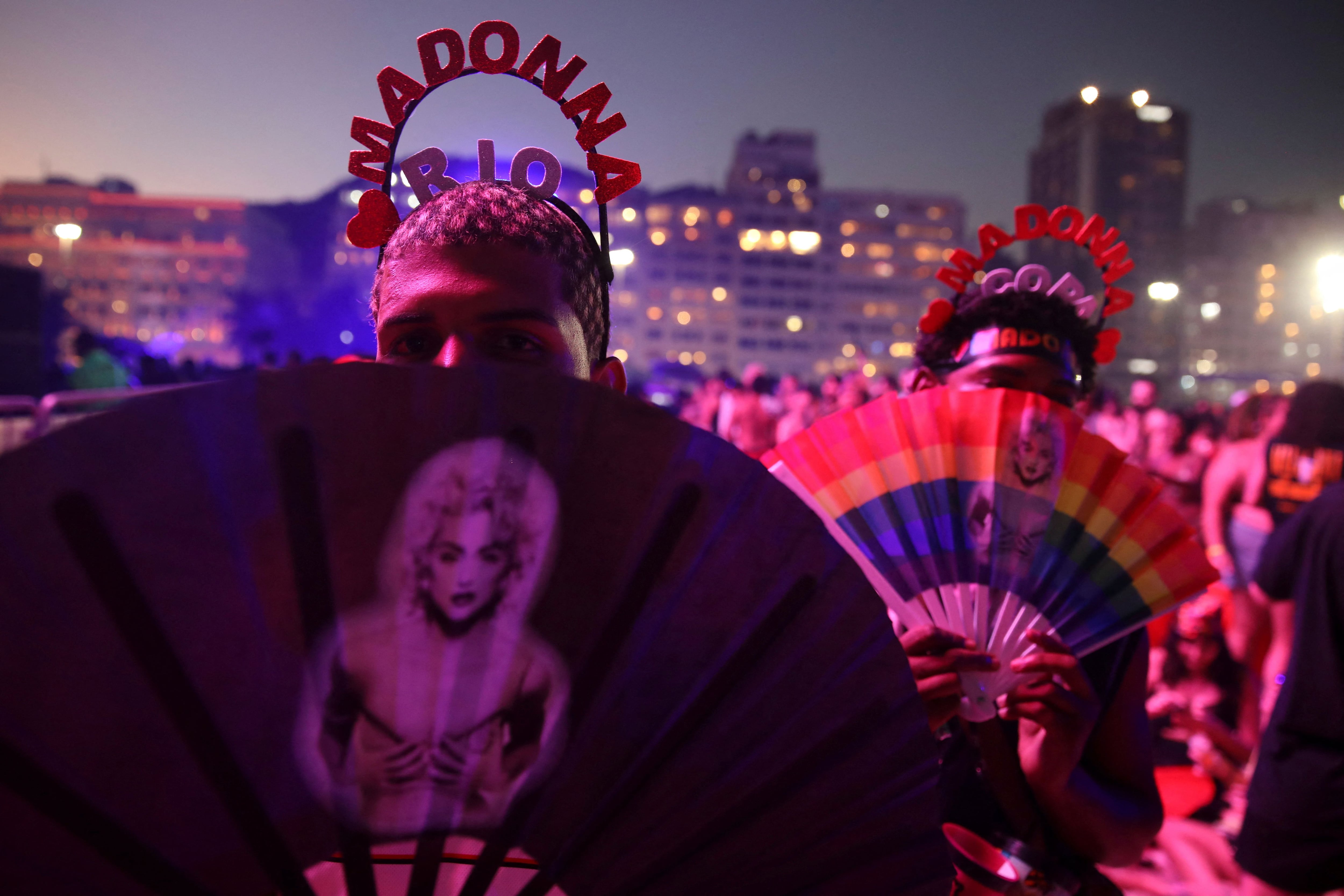 Una multitud se congregó en las playas de Copacabana para asistir al show de Madonna en Río de Janeiro (REUTERS/Lucas Landau)