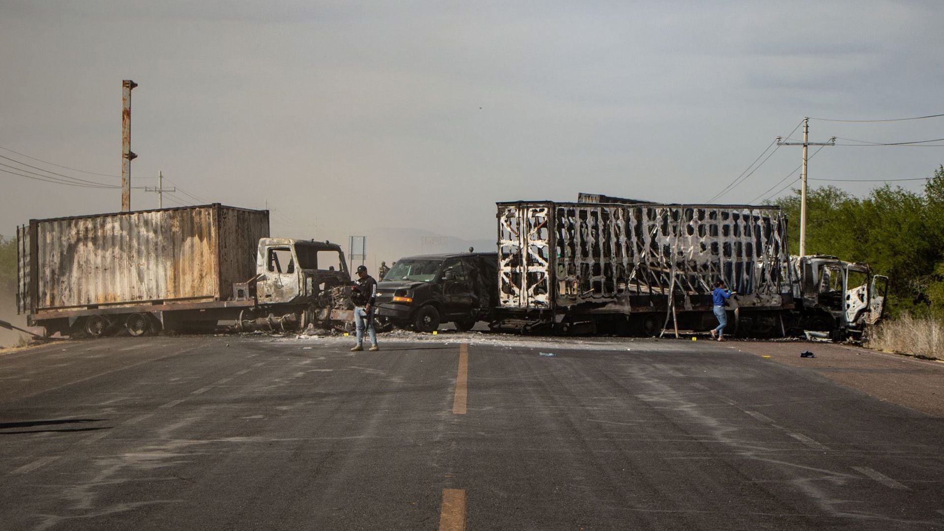 Tráileres incendiados en una carretera de Zacatecas para bloquear la circulación.

Fresnillo, Zacatecas, narcobloqueos, Cártel de Sinaloa
