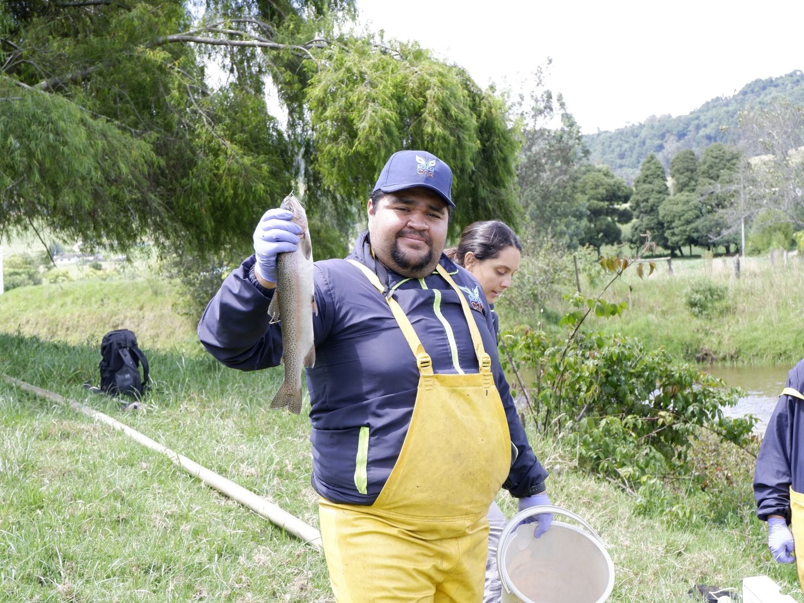 Funcionario de la CAR con pez capitán - crédito CAR Cundinamarca