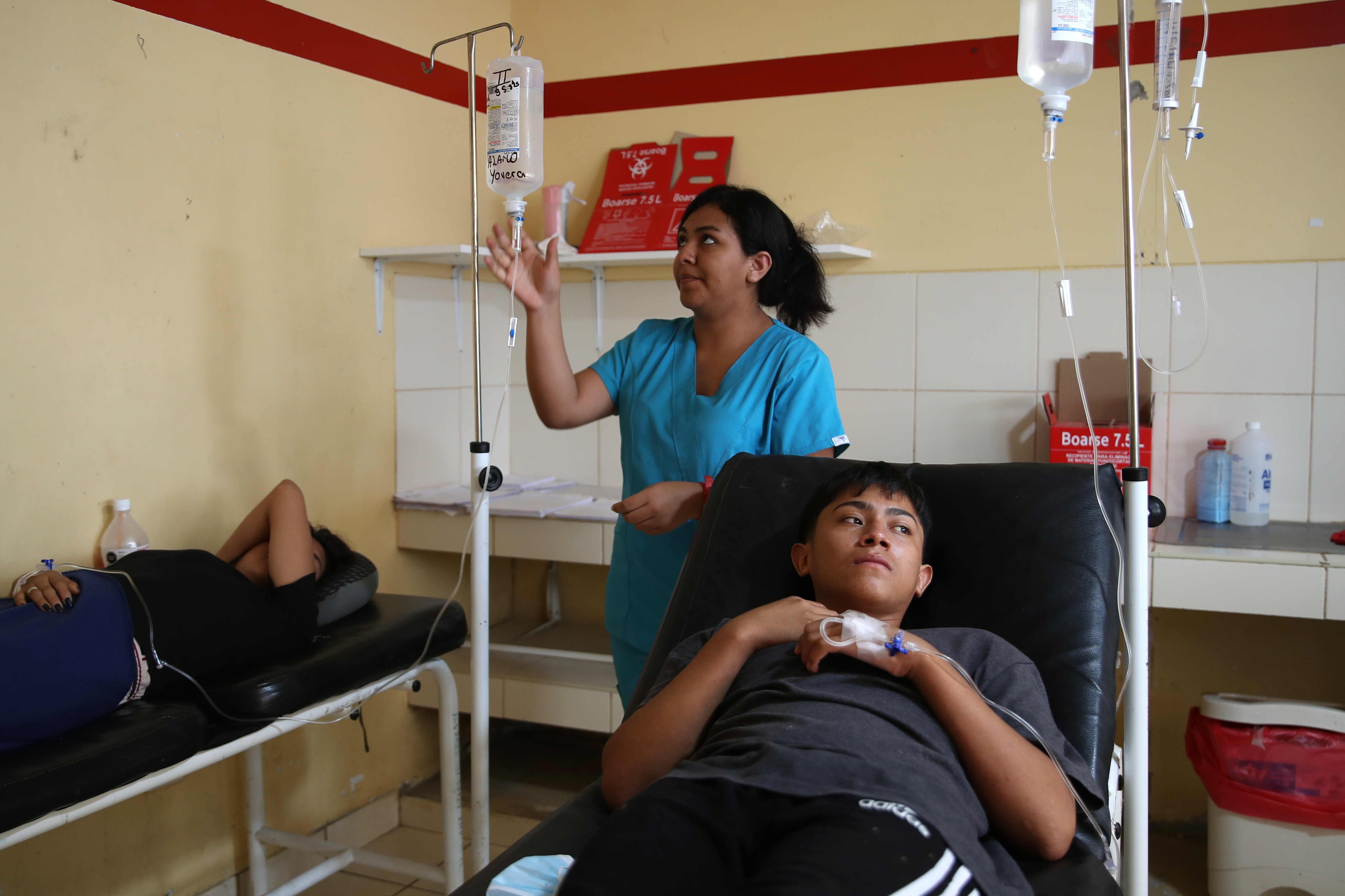 En una foto de archivo se ven pacientes con dengue que reciben tratamiento en el establecimiento de salud de Catacaos, departamento de Piura (Perú). EFE/Paolo Aguilar
