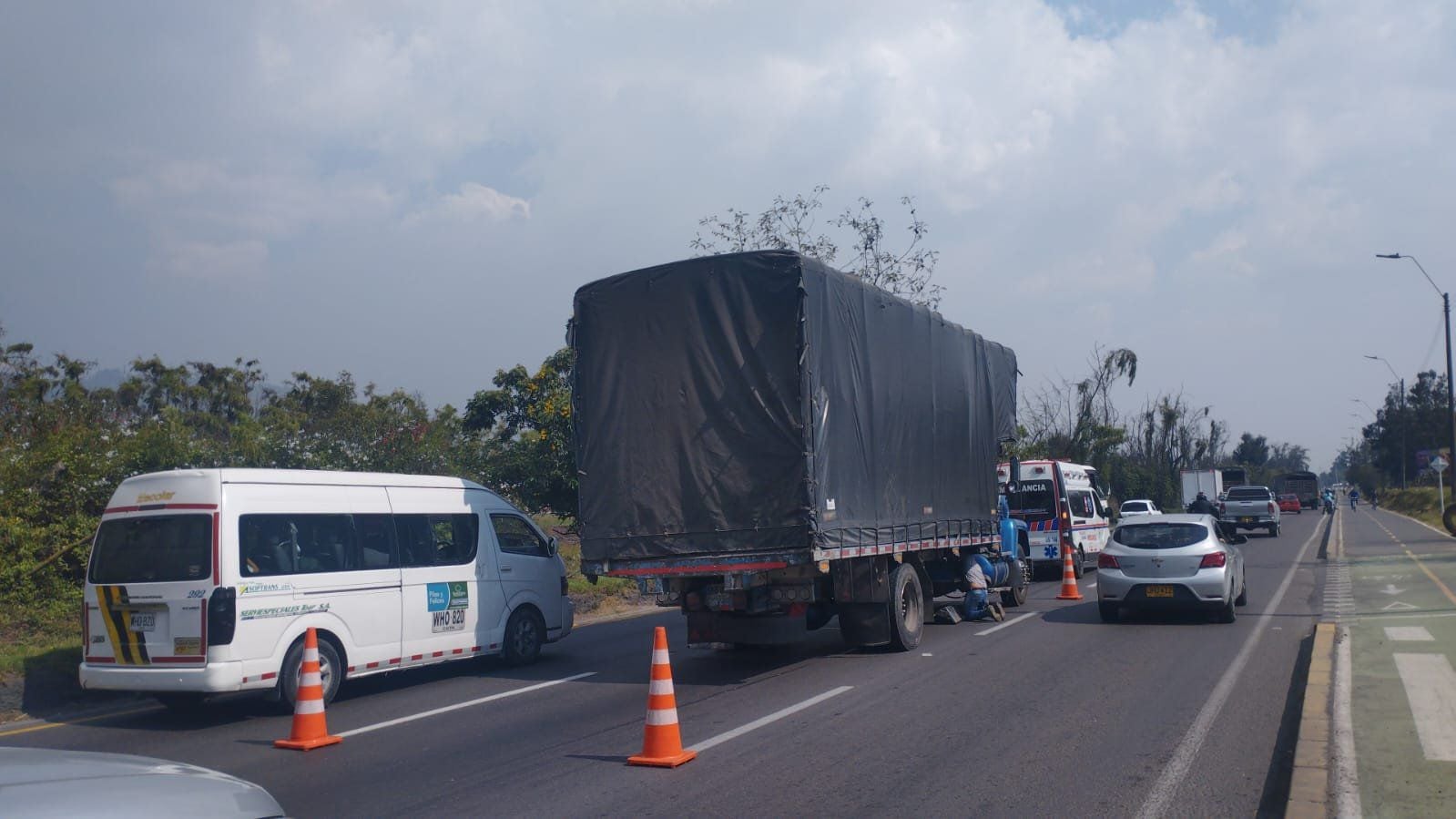 Un camión se varó sobre la autopista Norte - crédito Bogotá Tránsito