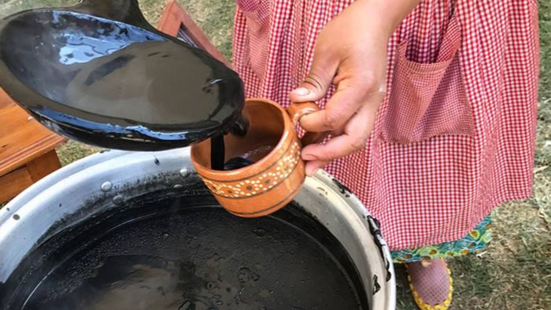 Foto de una taza de atole de chaqueta, bebida típica de Michoacán