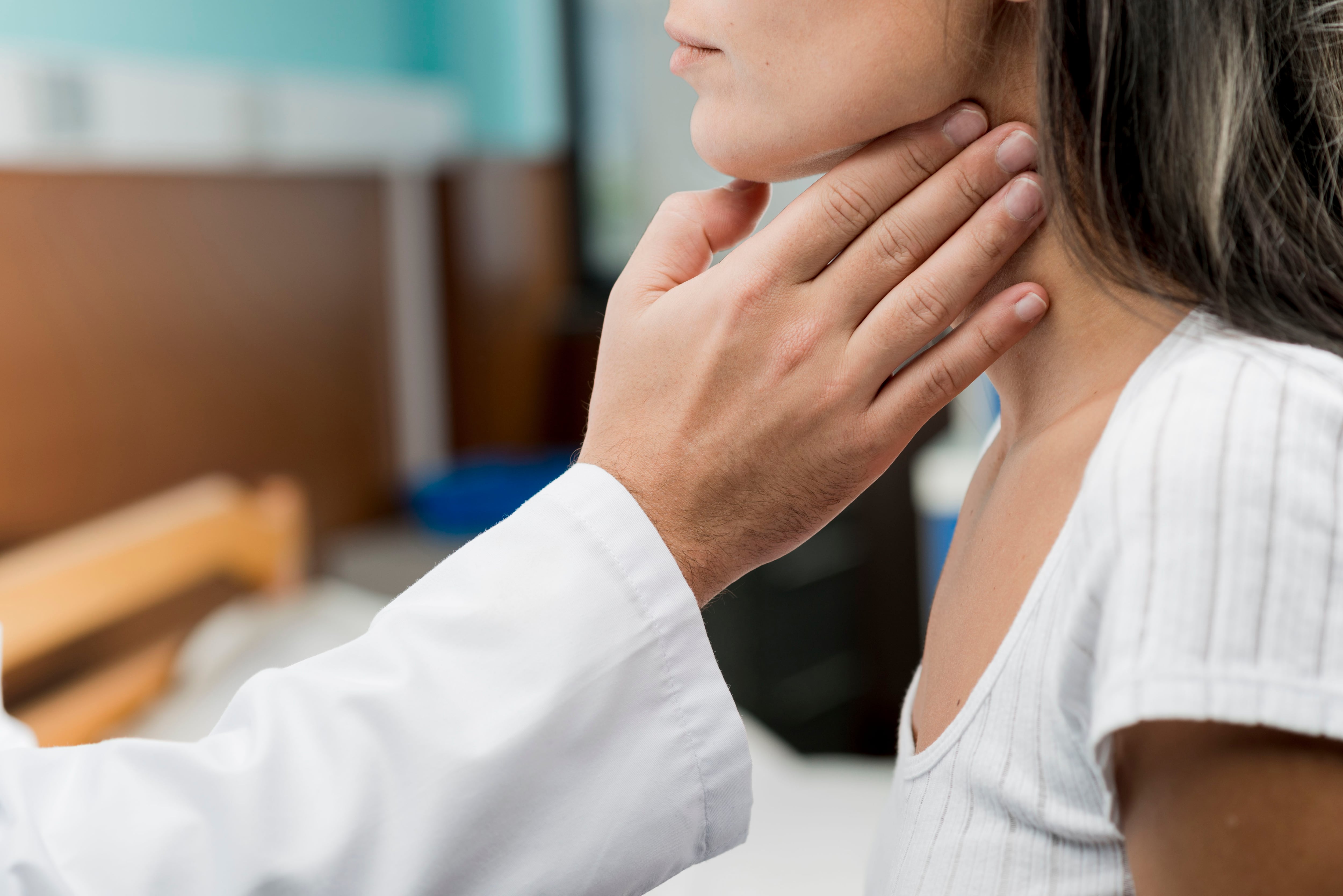 cáncer cabeza y cuello tiroides ganglios revisión médica