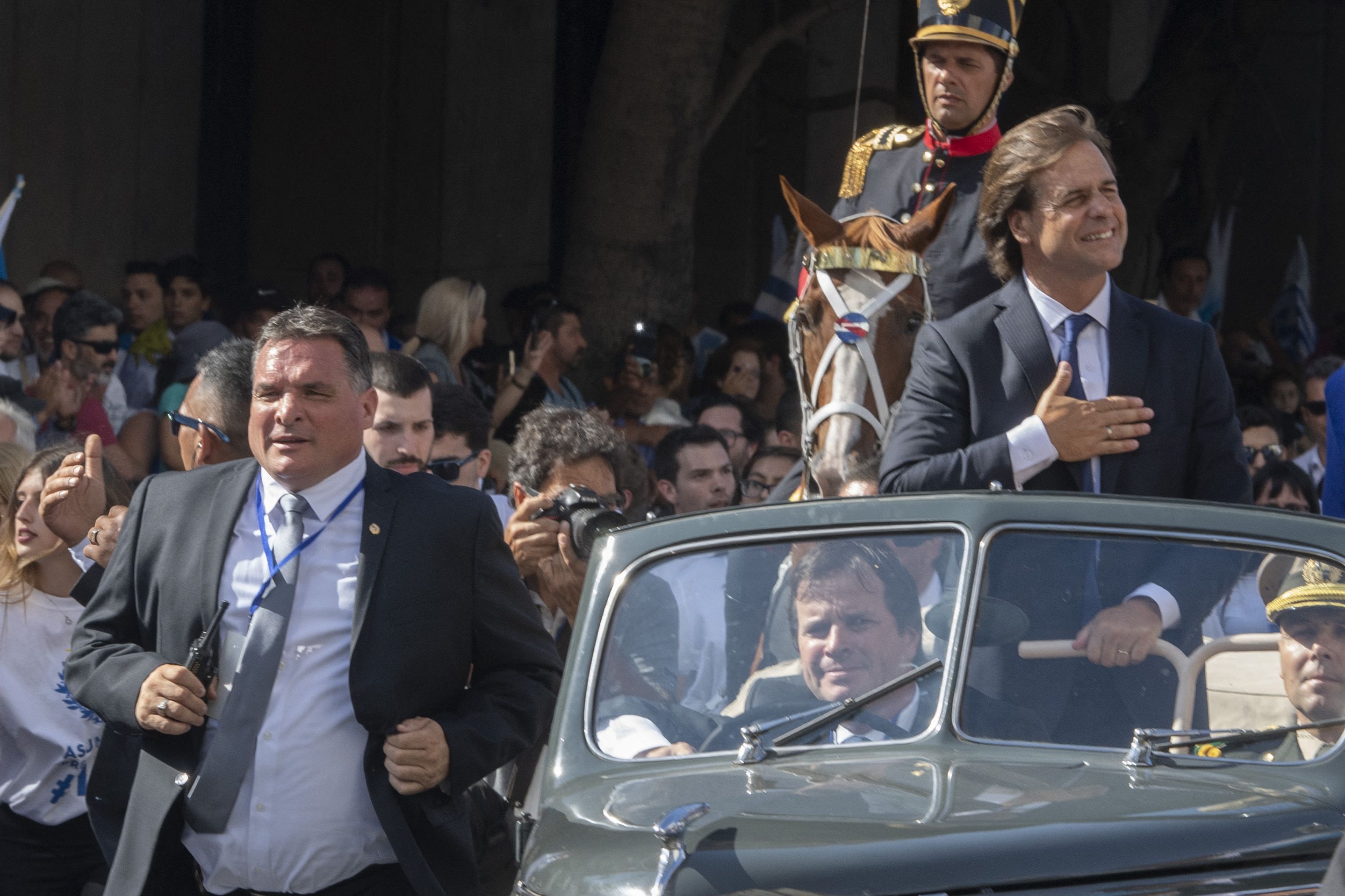 El presidente uruguayo Luis Lacalle Pou junto al jefe de custodia Alejandro Astesiano (AFP)