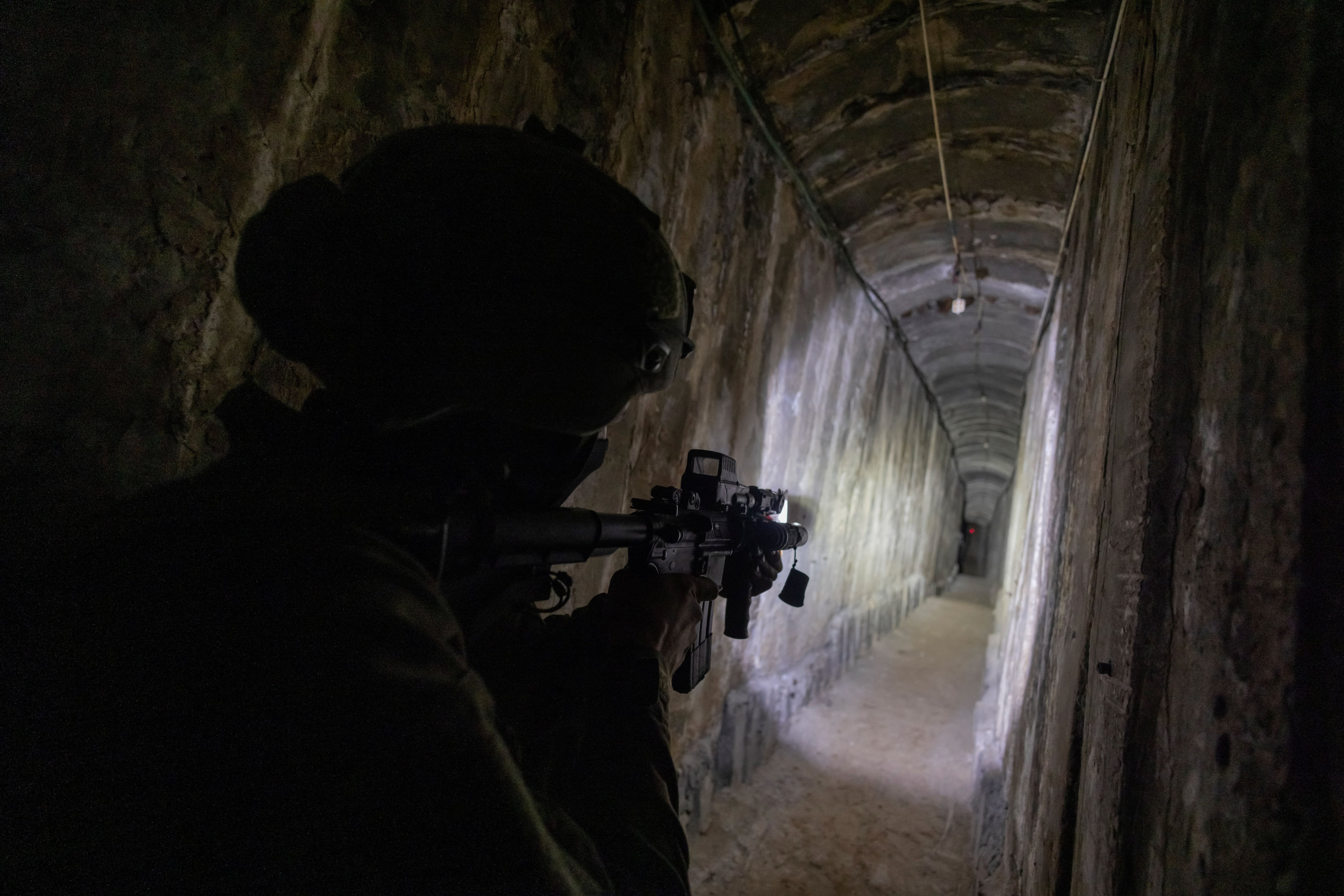 Un soldado israelí asegura un túnel debajo del hospital Al Shifa, en medio de la operación terrestre del ejército israelí contra Hamás, en el norte de la Franja de Gaza, el 22 de noviembre de 2023. Se requieren fotógrafos de Reuters integrados en las Fuerzas de Defensa de Israel, como condición para su presencia. , para enviar esas imágenes para su revisión antes de su publicación. Las FDI no eliminaron ninguna foto de esta inserción (REUTERS/Ronen Zvulun Ganador del premio Pulitzer por fotografía de noticias de última hora)