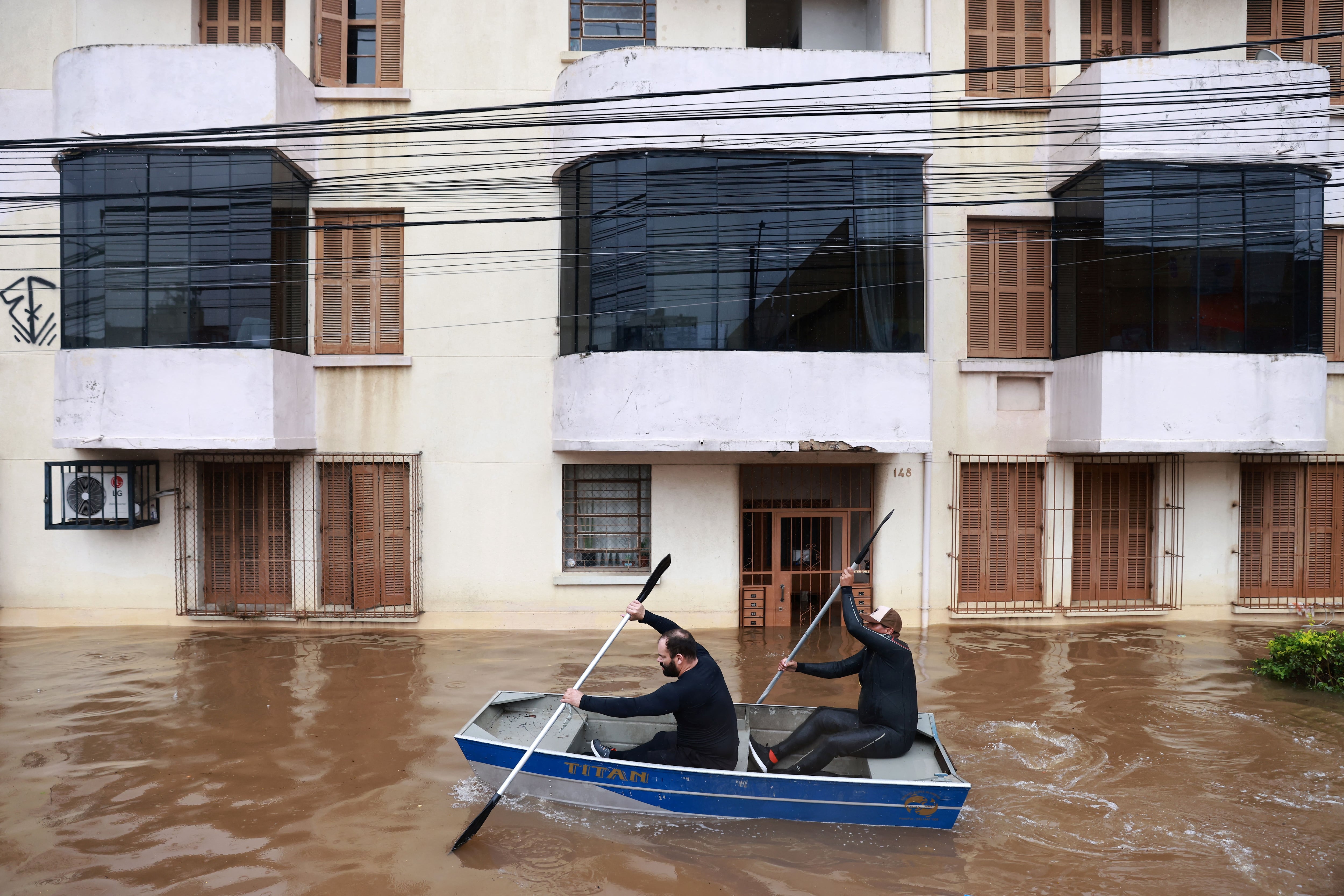 Voluntarios llegan en bote a los lugare más inaccesibles (REUTERS/Diego Vara)