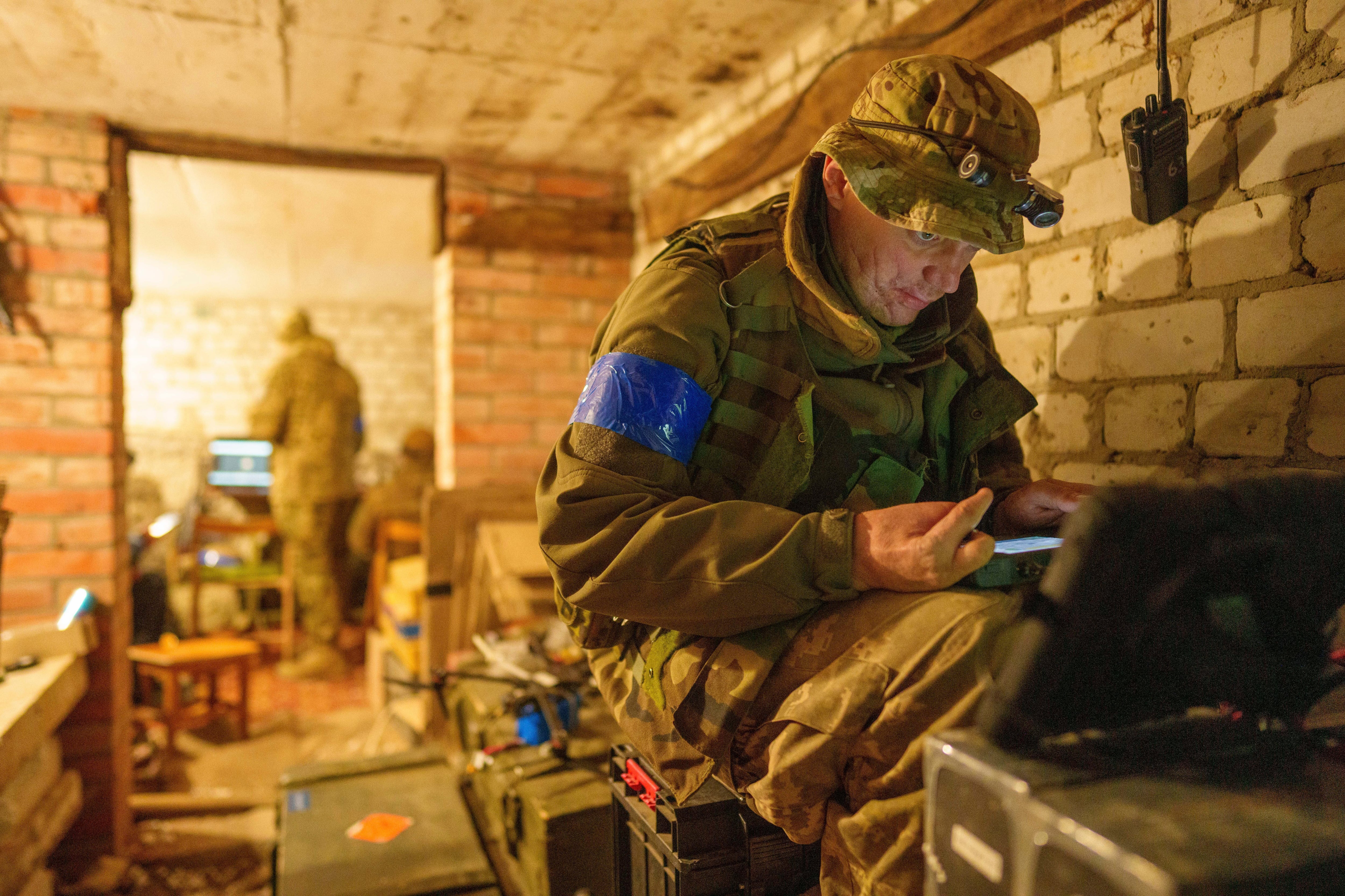 Un soldado ucraniano del batallón Aquiles de la 92da brigada opera un dron suicida sobre posiciones rusas en la región de Kharkiv  (AP Foto/Evgeniy Maloletka)