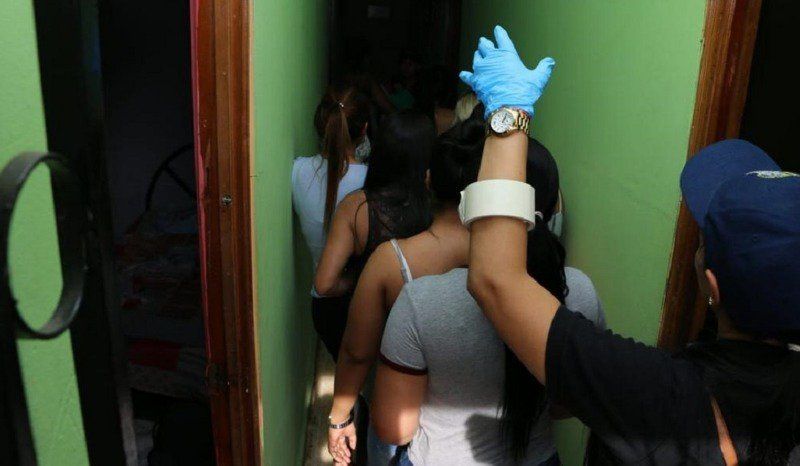 Varias mujeres latinoamericanas fueron rescatadas durante un operativo judicial en el que fue desarticulada una red de trata de personas con fines de explotación sexual. (Europa Press)