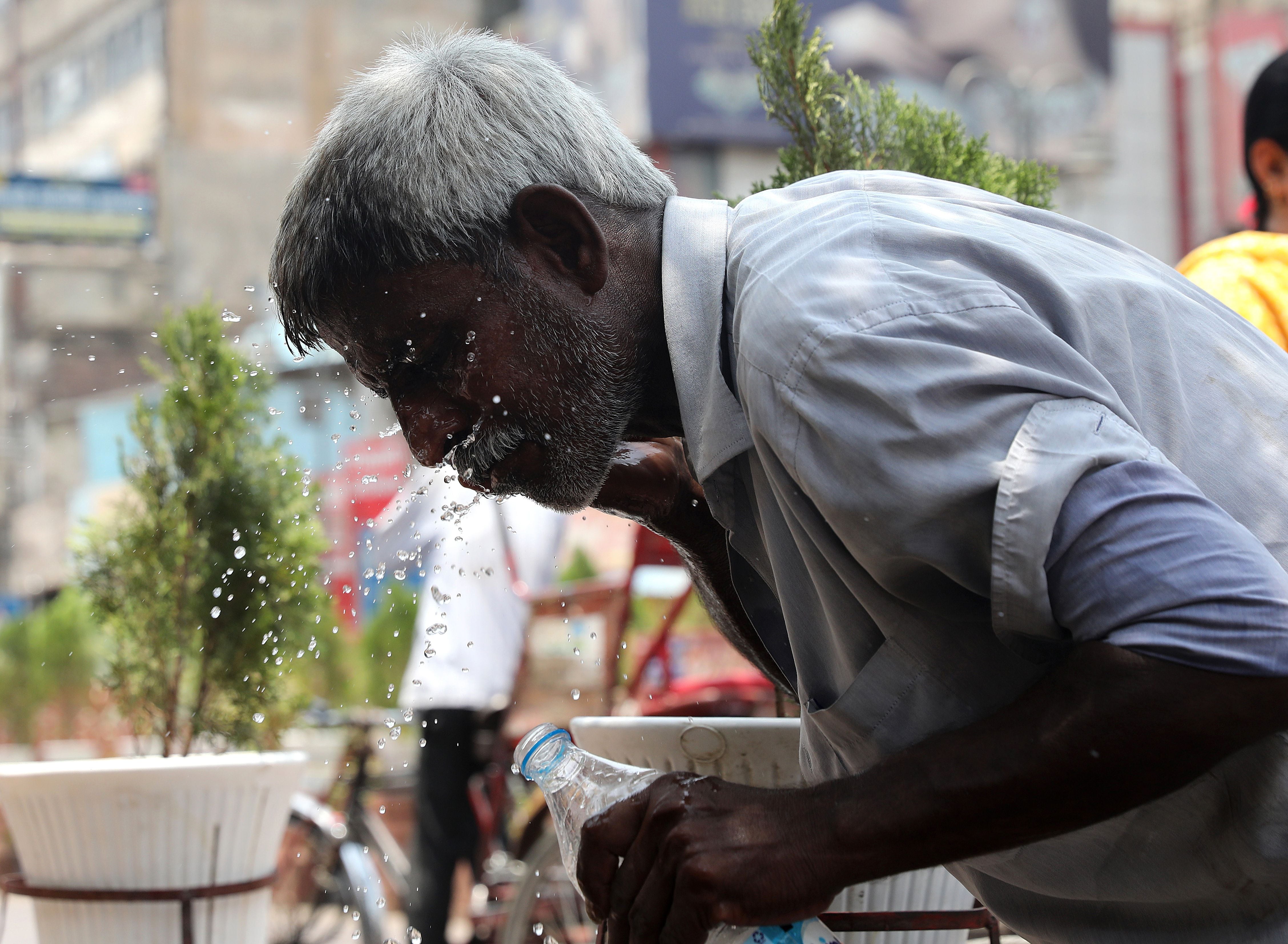 El norte de la India supera los 50 grados mientras Nueva Delhi alerta por la falta de agua. (EFE/EPA/Rajat Gupta)
