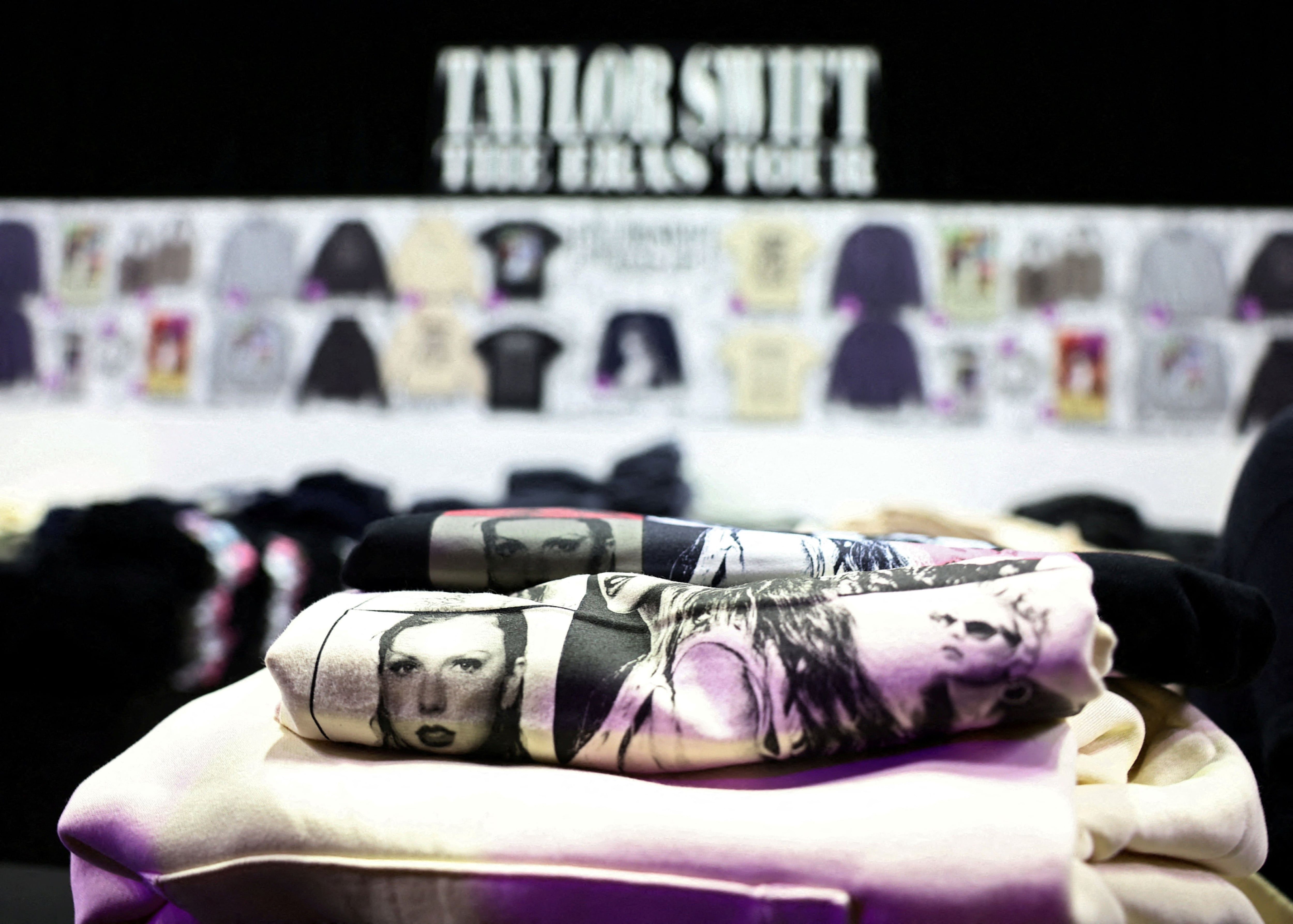 Productos oficiales del 'merchandising' de Taylor Swift y su 'The Eras Tour' (REUTERS/Edgar Su/File Photo)