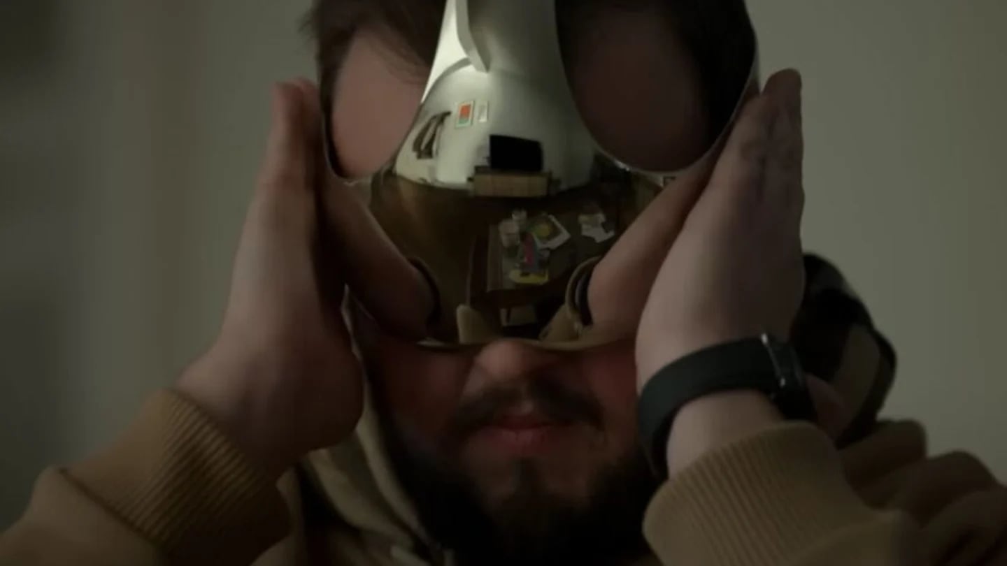 John Bradley probando el extraño dispositivo de realidad virtual en 'El problema de los 3 cuerpos' (Netflix)