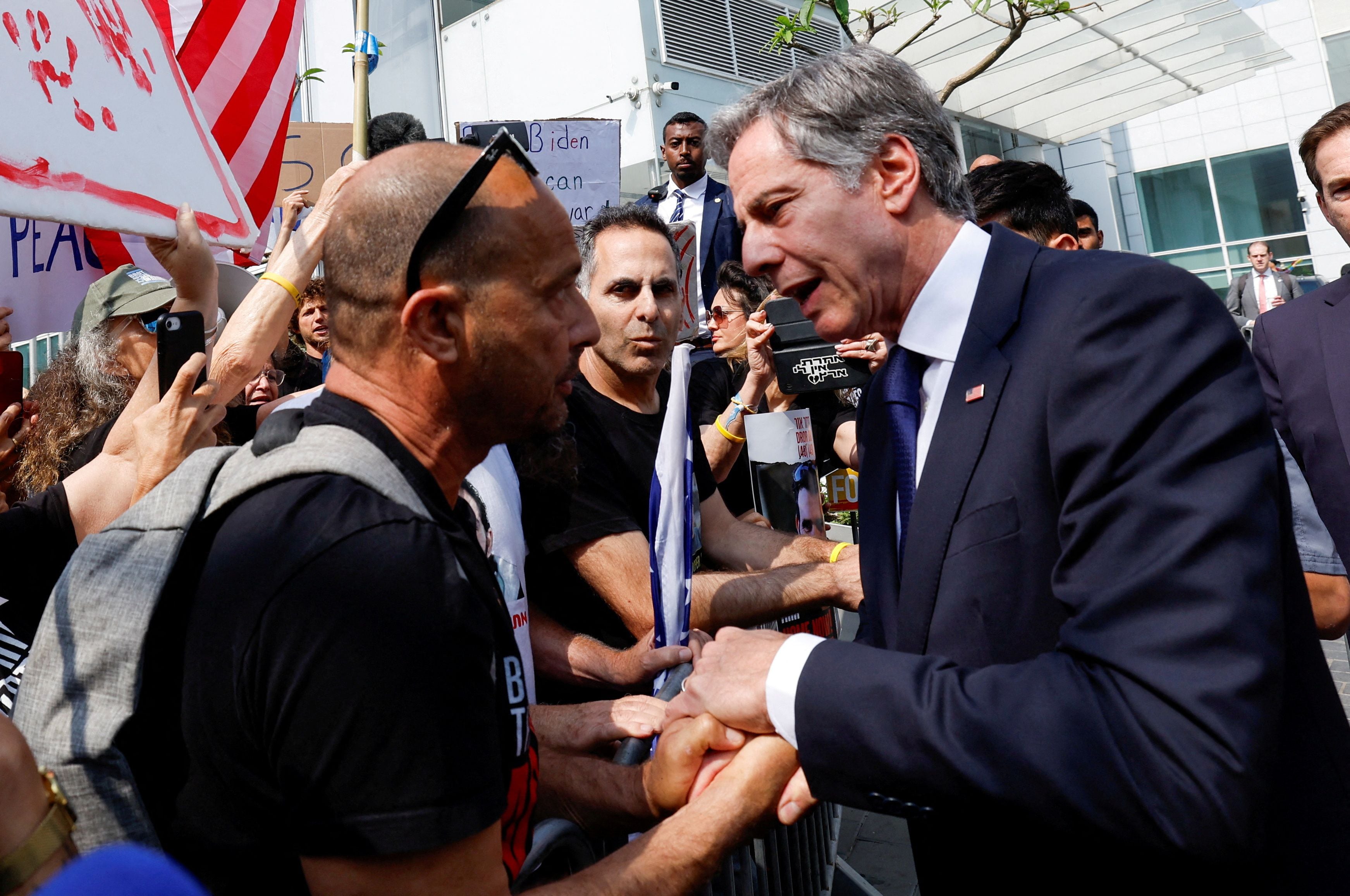 Blinken junto a los familiares de los rehenes (REUTERS/Evelyn Hockstein)