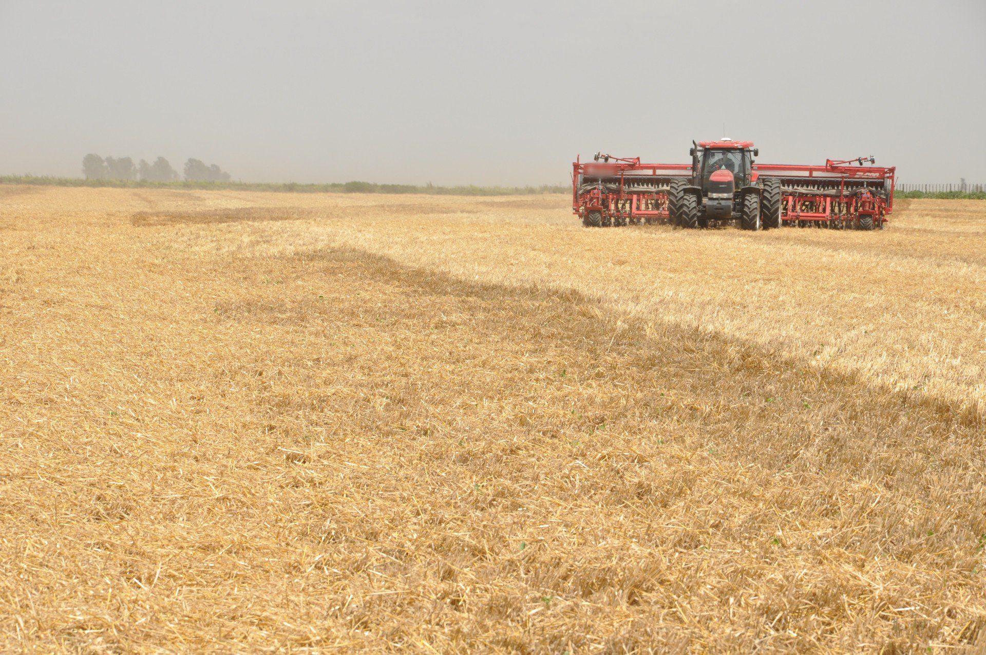 Sembradora en acción en el campo