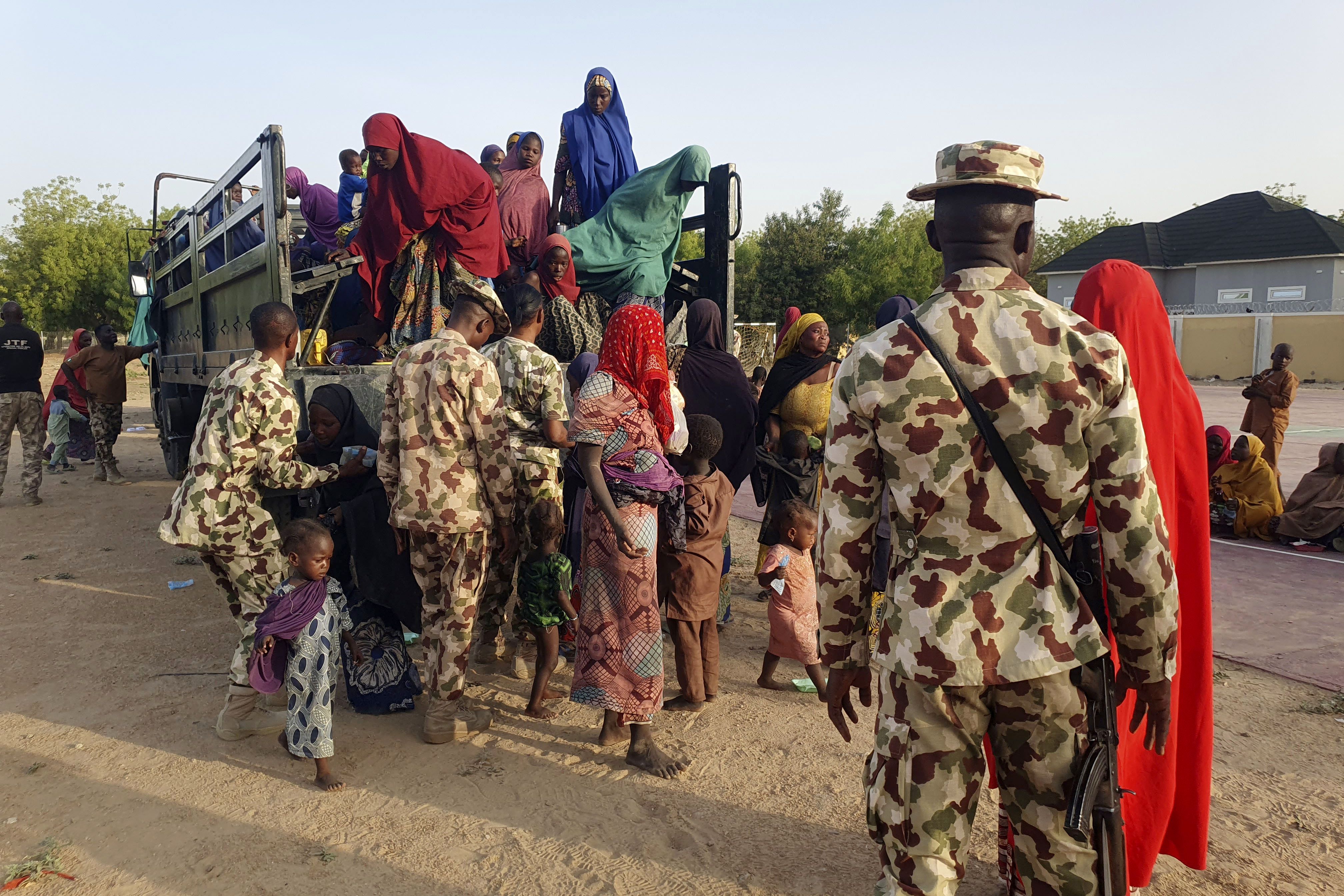 Cientos de rehenes, en su mayoría mujeres y niños, son rescatados de extremistas de Boko Haram en Nigeria