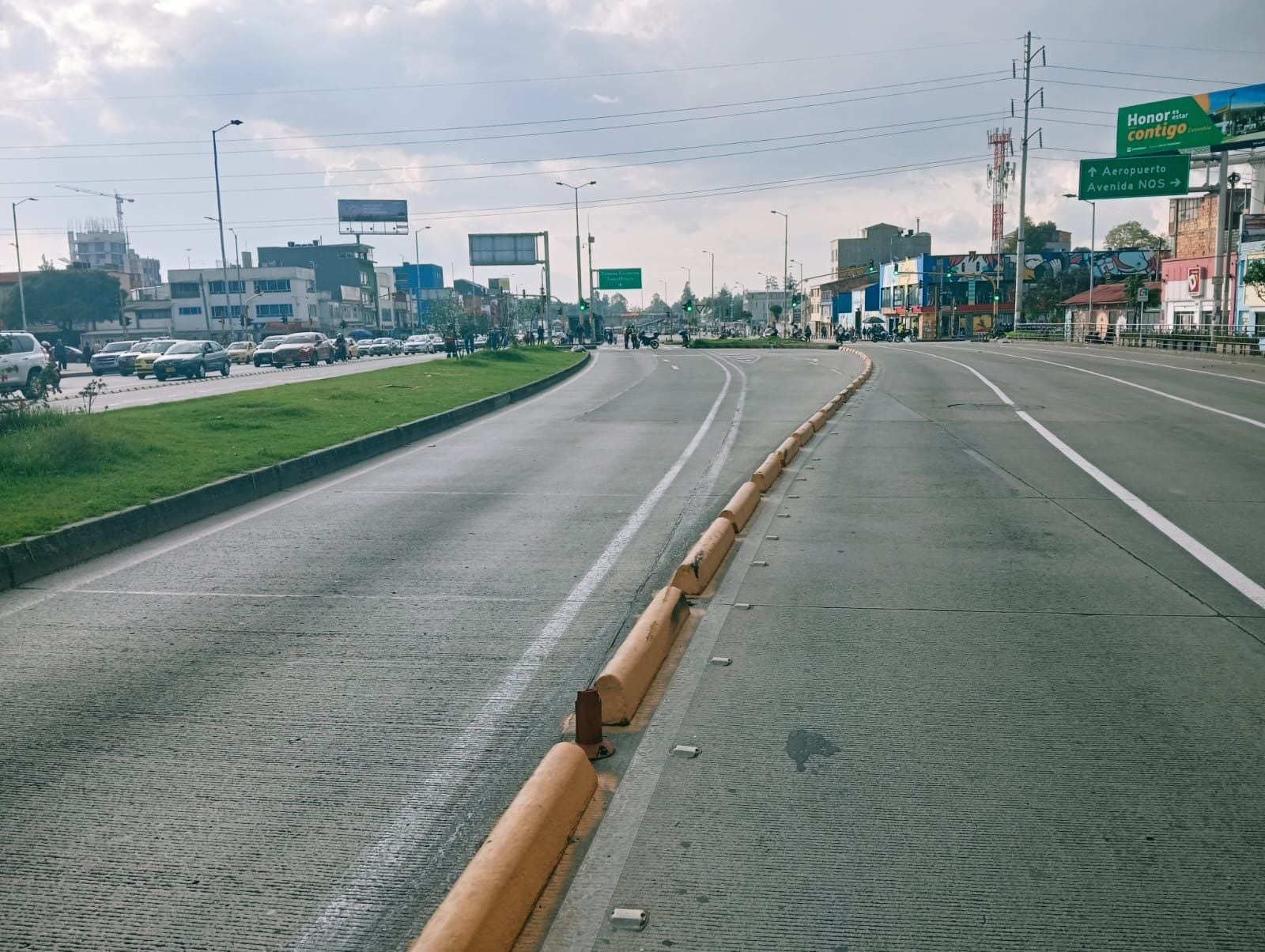 Se recuperan las condiciones de movilidad sobre la Av. NQS. Se mantiene el bloqueo sobre la Av. El Dorado (calle 26) con carrera 33, en ambos sentidos - crédito @BogotaTransito
 / X