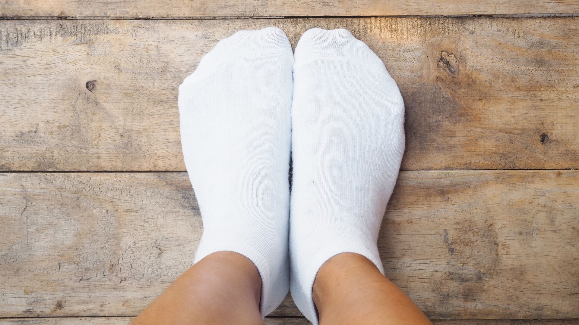 El cambio de zapatos y calcetines absorbe la humedad y combate la proliferación bacteriana. (Getty Images/iStockphoto)