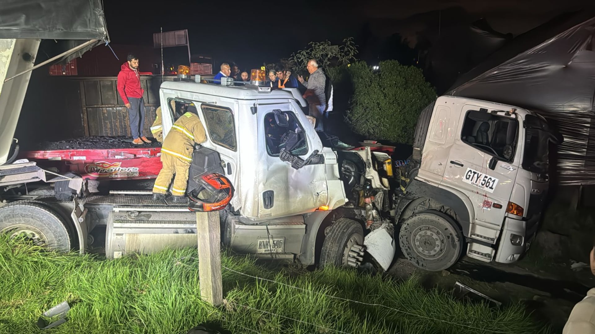 En el aparatoso accidente entre los dos tractocamiones, uno de los conductores tuvo que ser extraído por los bomberos de Zipaquirá. (Crédito: Bomberos de Cundinamarca)