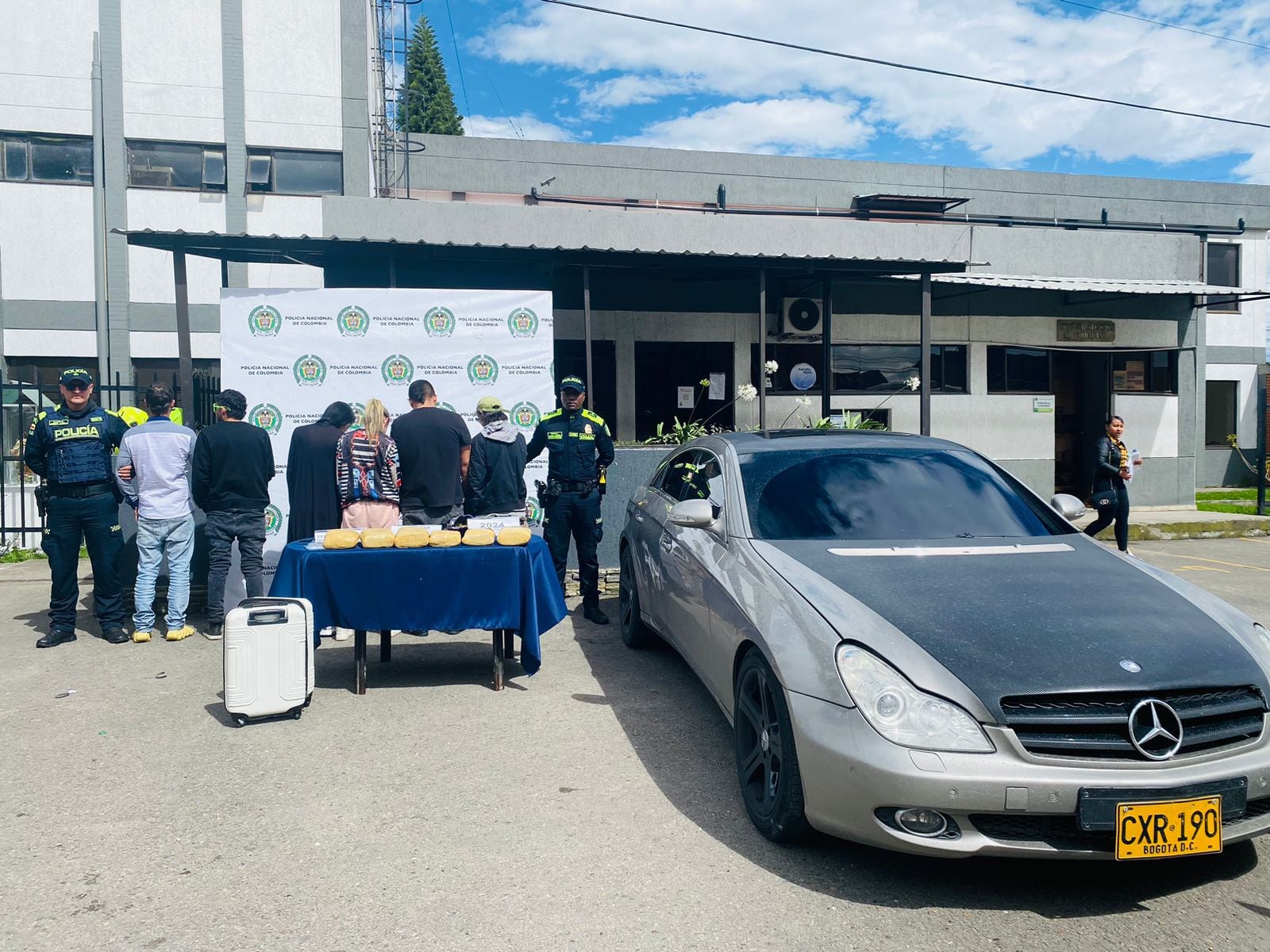 Seis personas fueron capturadas con seis kilos en un vehículo de gama - crédito Policía