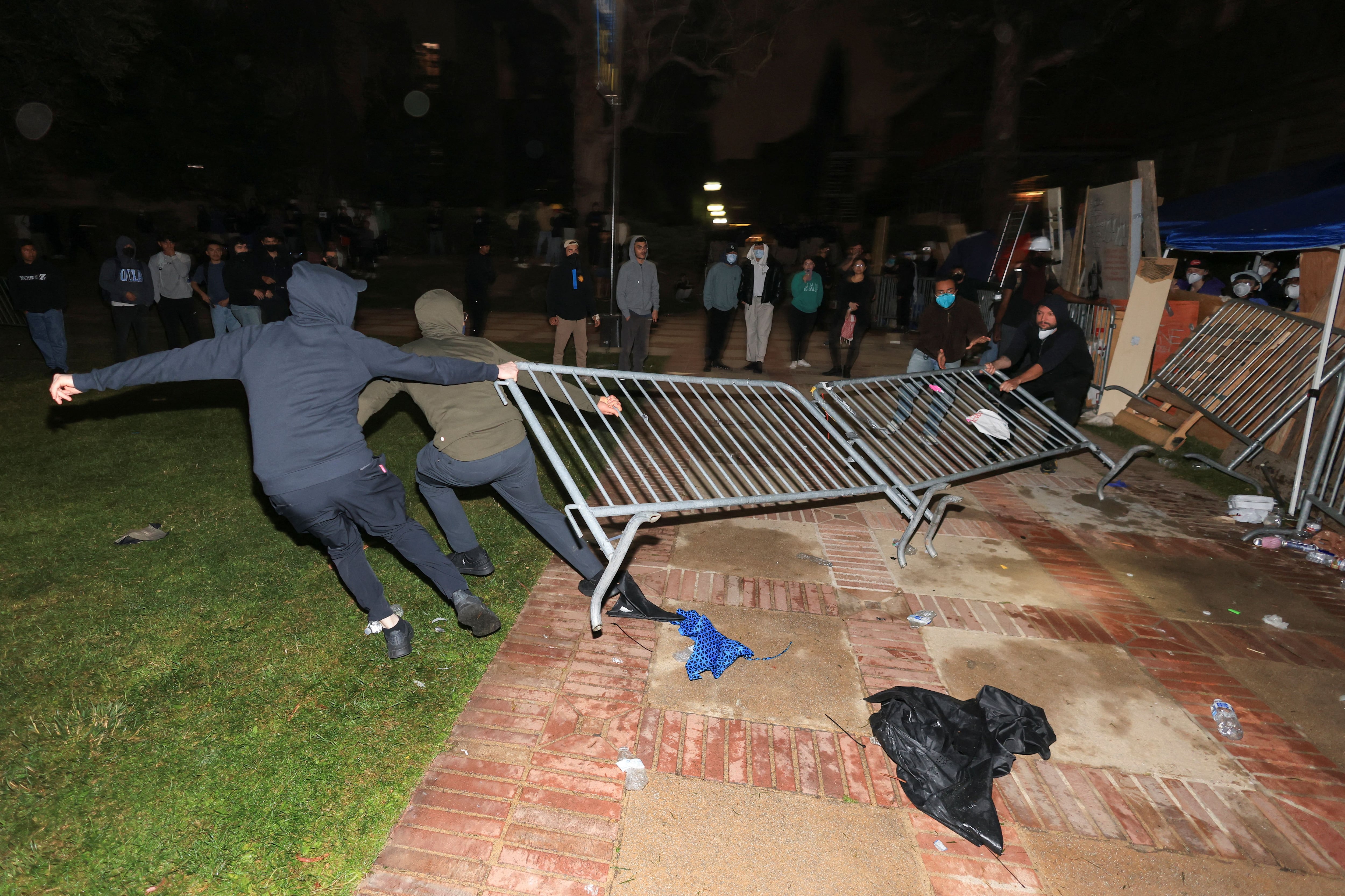 Los manifestantes intentaron derribar las barricadas que rodeaban el campamento propalestino. (REUTERS/David Swanson)