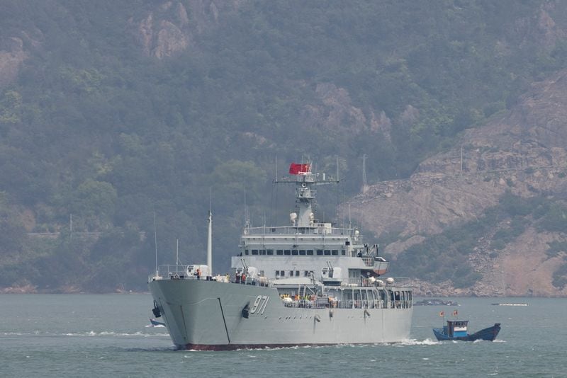 Un buque de guerra chino navega durante un ejercicio militar cerca de Fuzhou, provincia de Fujian, cerca de las islas Matsu controladas por Taiwán que están cerca de la costa china, China. 8 de abril, 2023.  REUTERS/Thomas Peter